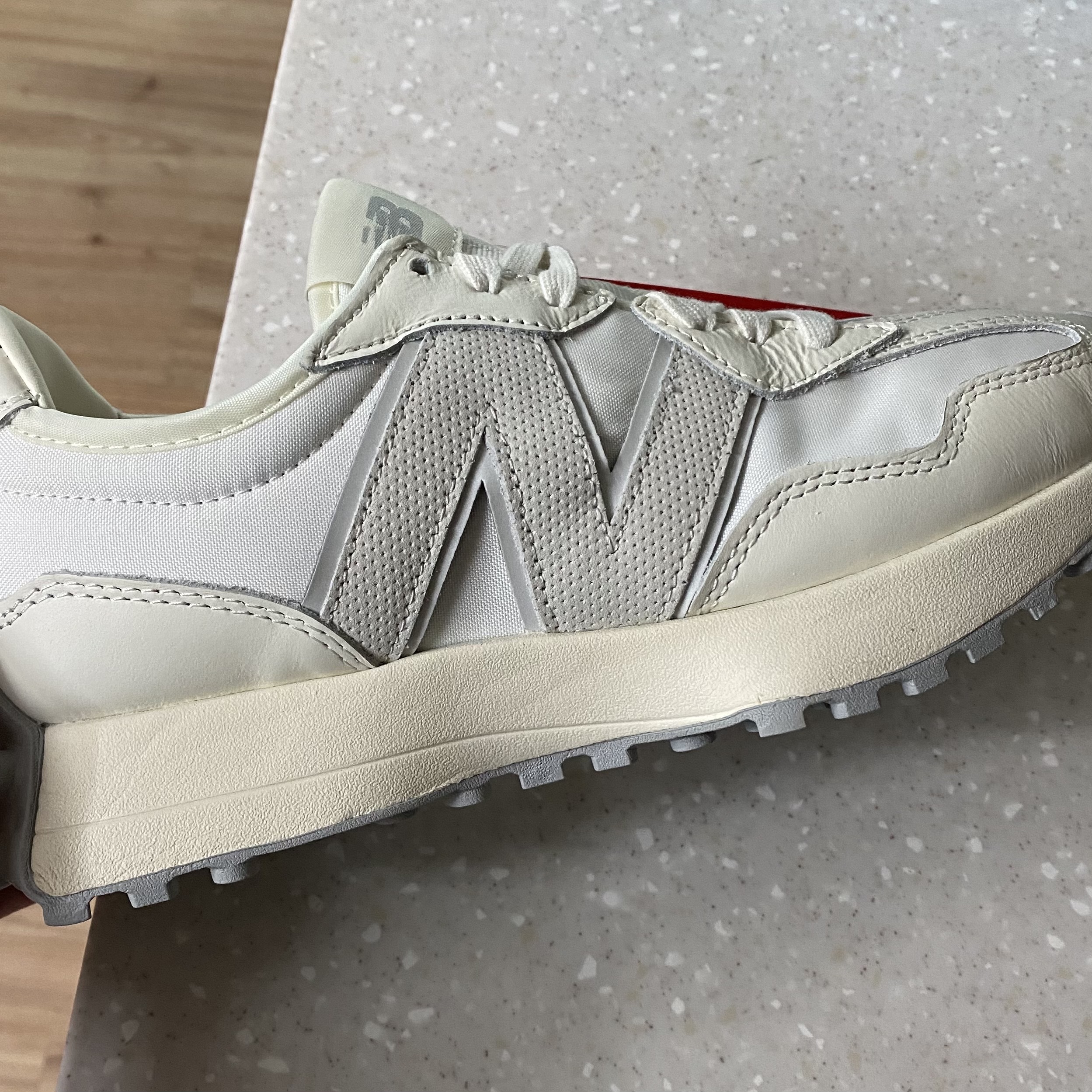New Balance 327 Shifted White Pack 착용 스타일