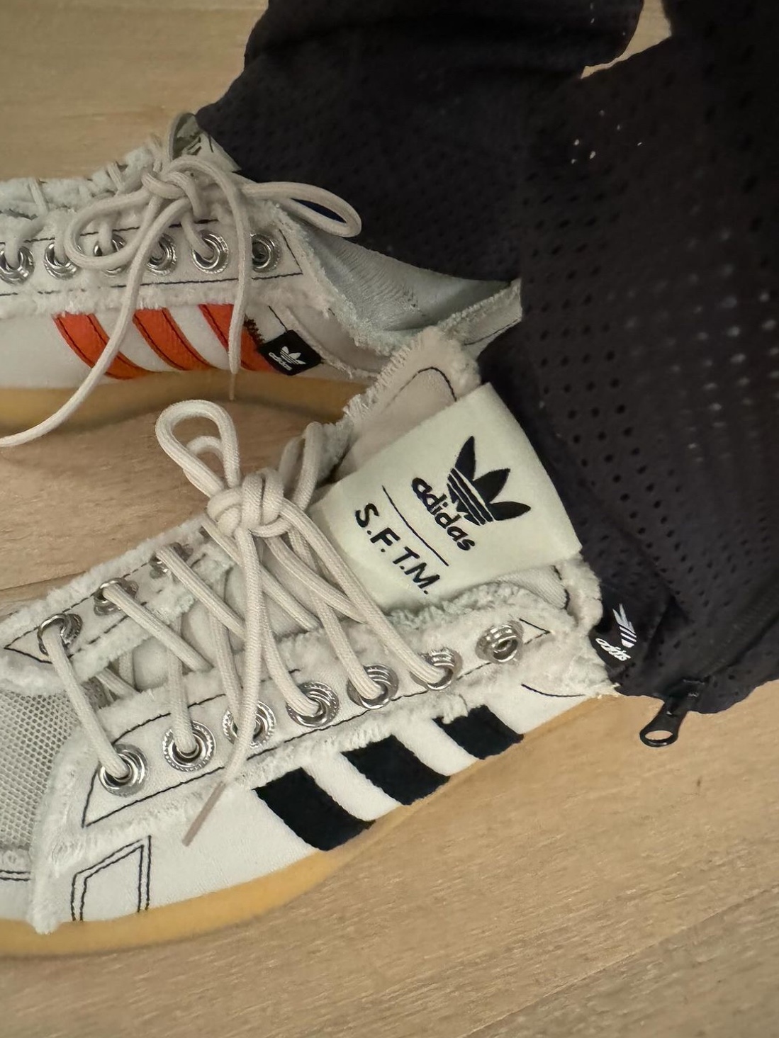 Adidas x Song for the Mute Campus 80s Bliss Core Black 착용 스타일 - 2