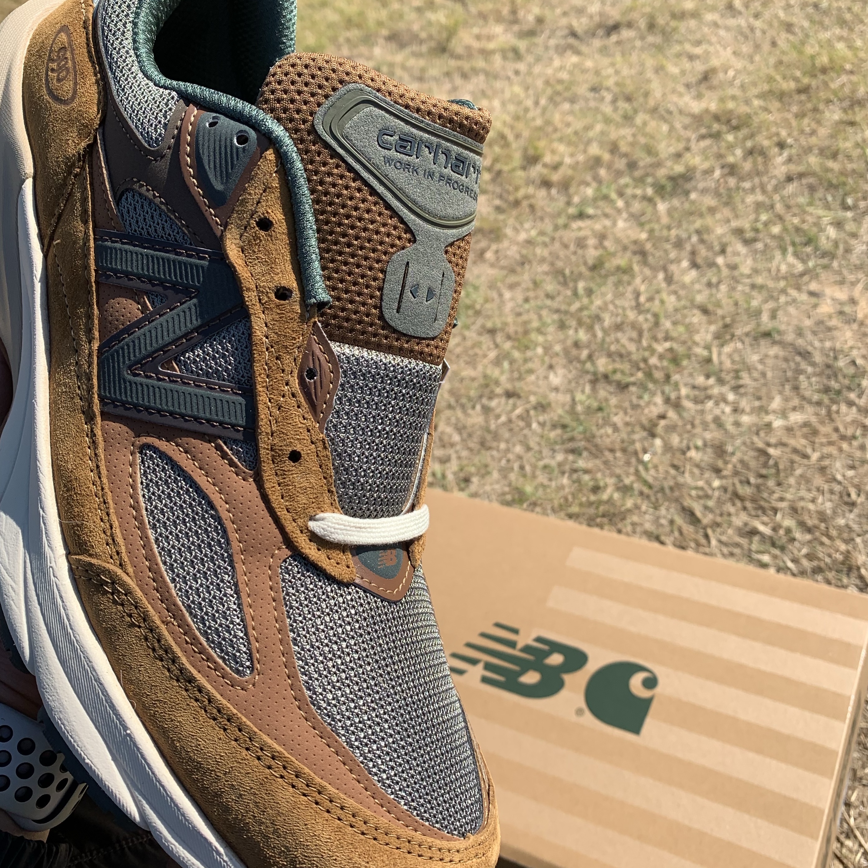 New Balance x Carhartt WIP 990v6 Made in USA Hamilton Brown Military Green 착용 스타일 - 1