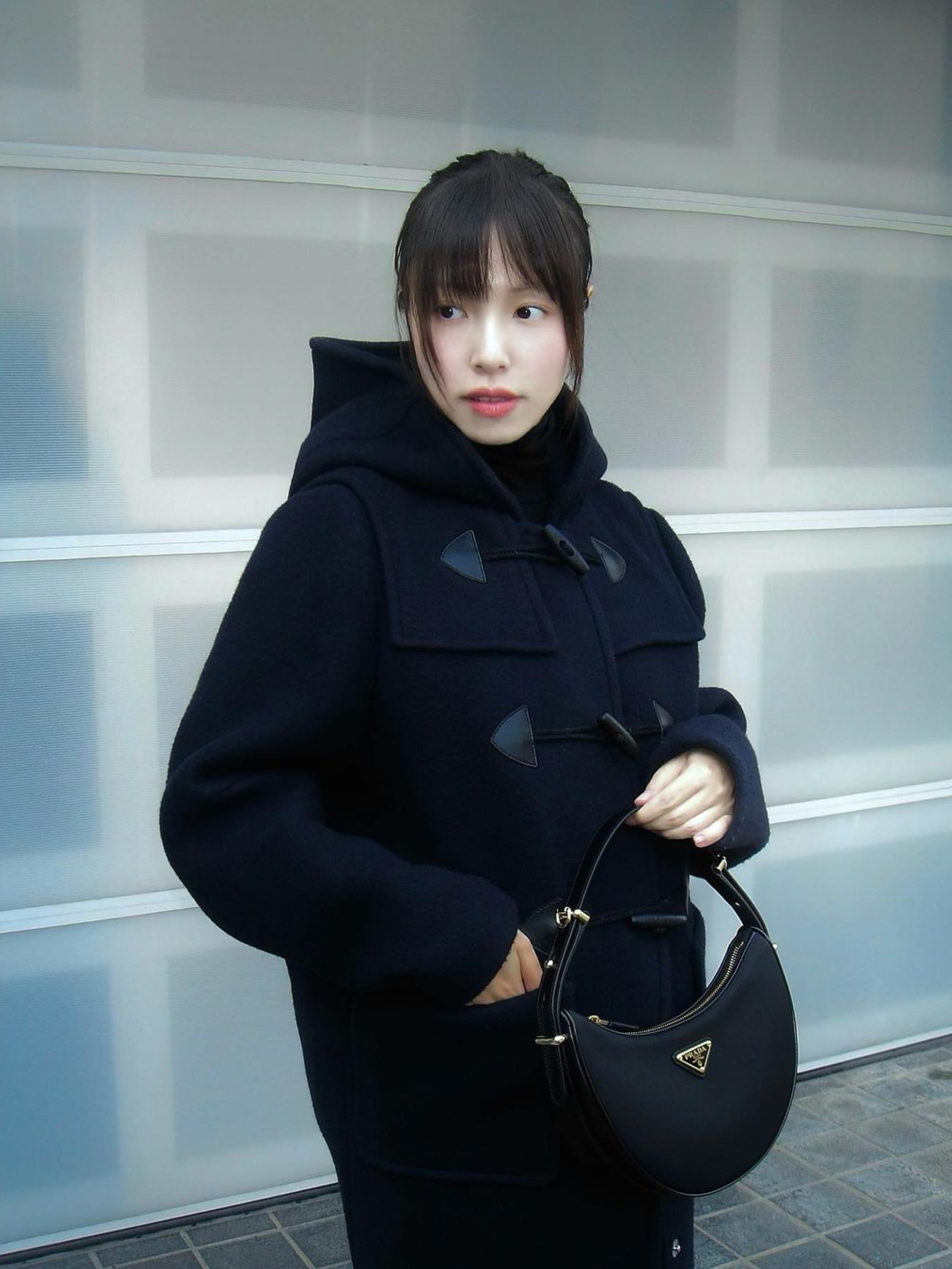 Prada Arque Leather Shoulder Bag Black, Prada Arque Leather Shoulder Bag White 착용 스타일 - 3