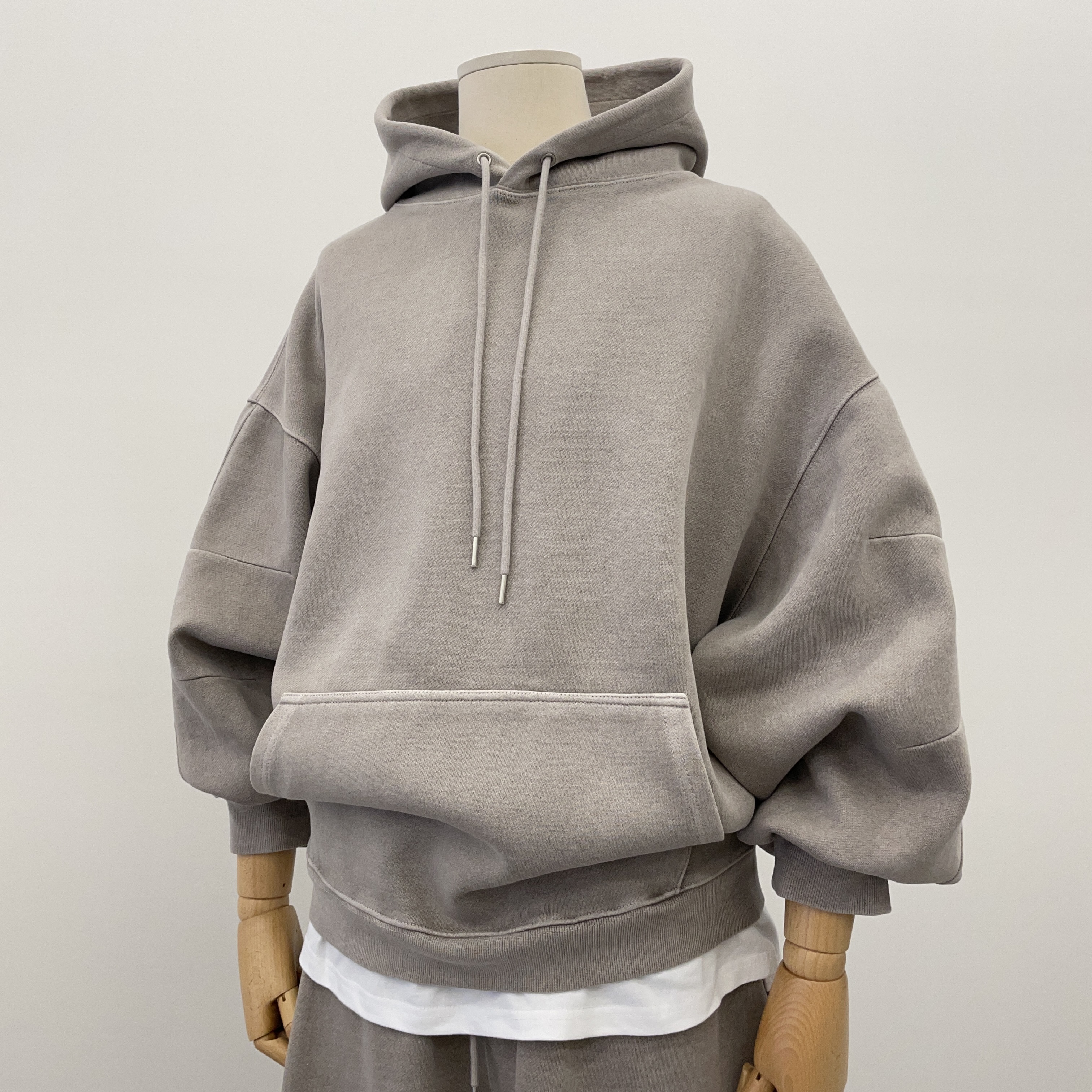 Adidas Yeezy Boost 350 V2 Carbon Beluga, Yeezy Gap Engineered By Balenciaga Dove Hoodie Black 착용 스타일 - 2