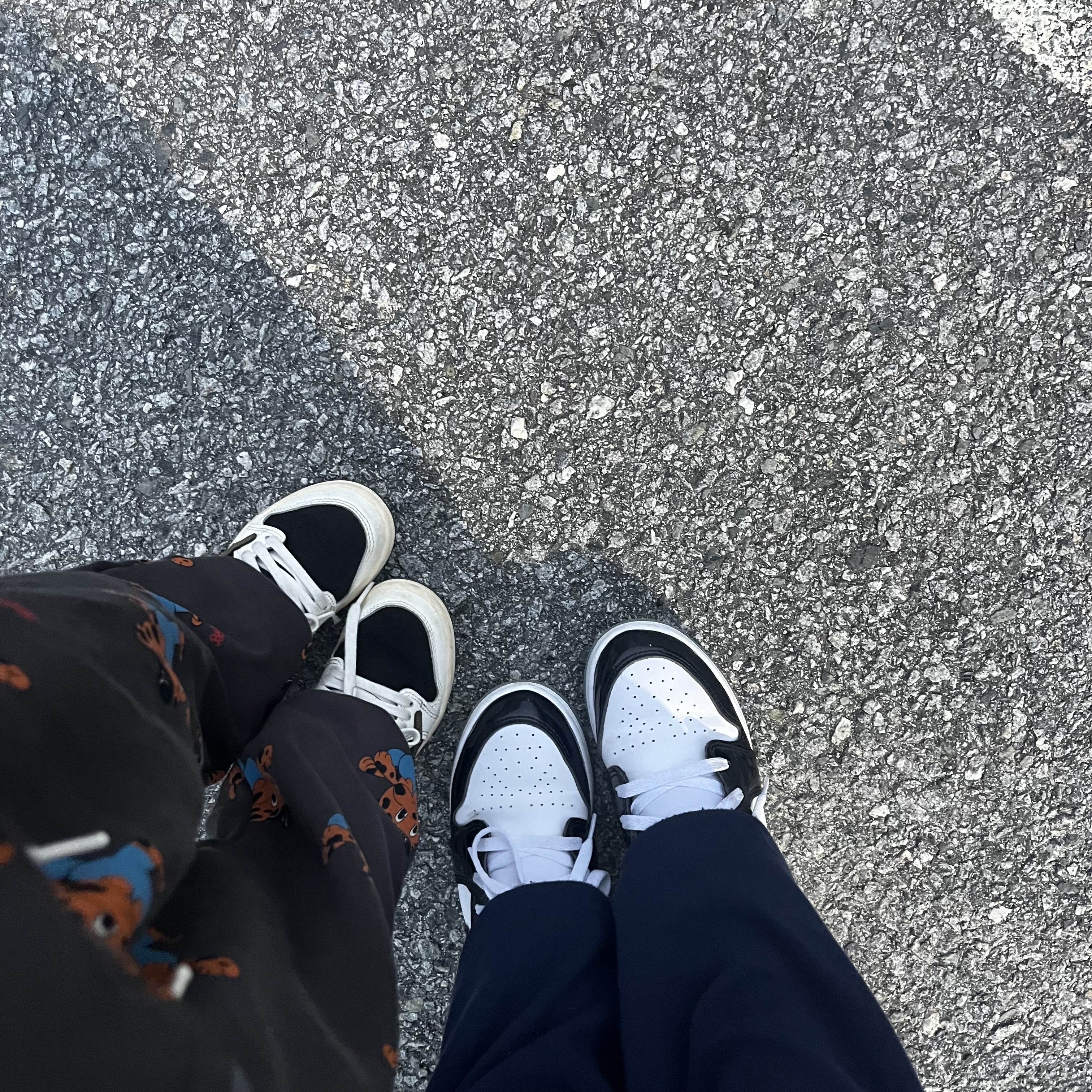 (GS) Jordan 1 Low SE Concord, (PS) Jordan 1 x Travis Scott Retro Low OG SP Medium Olive 착용 스타일 - 2