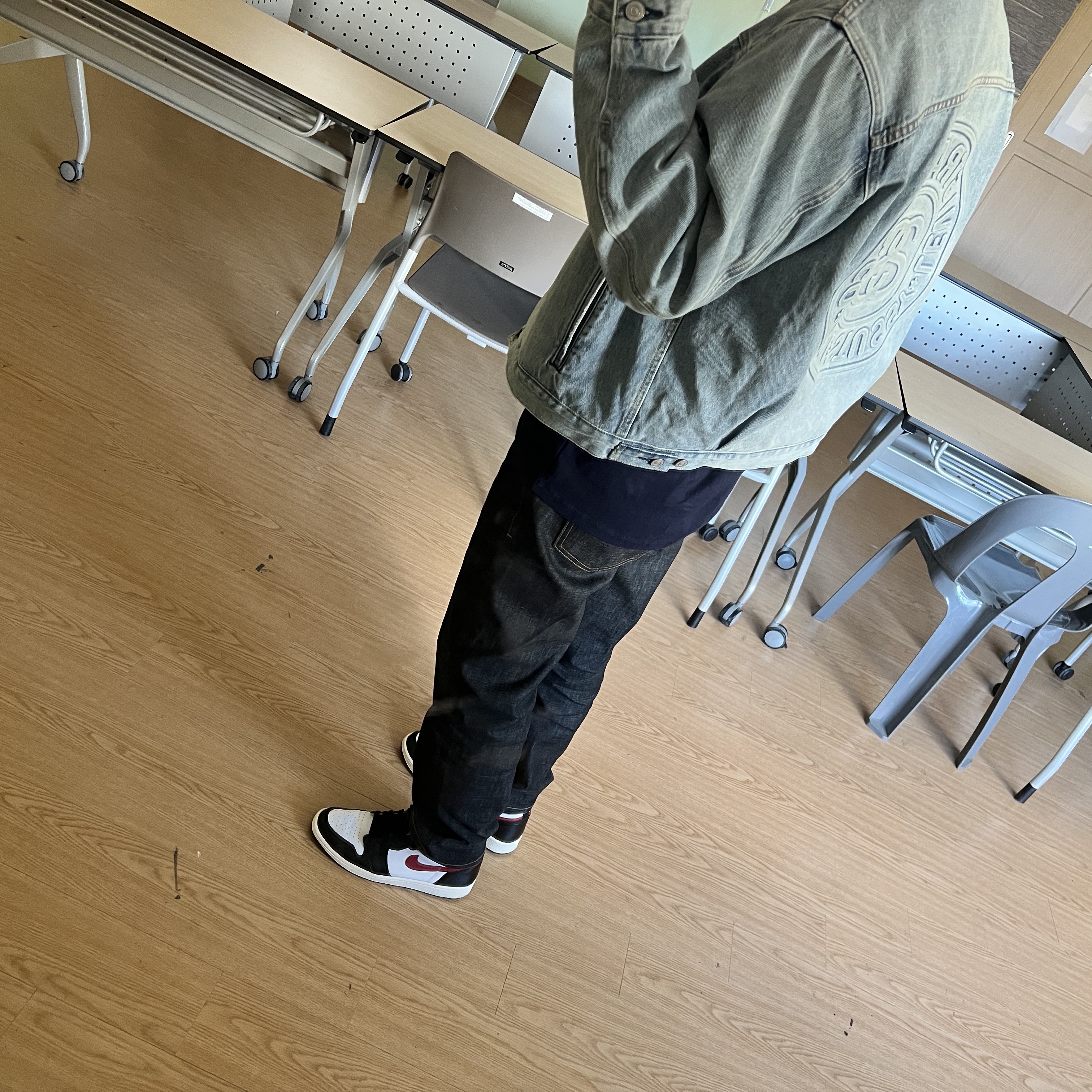 Stussy x Levi's Embossed Trucker Jacket Indigo, Jordan 1 Retro High OG Gym Red 착용 스타일