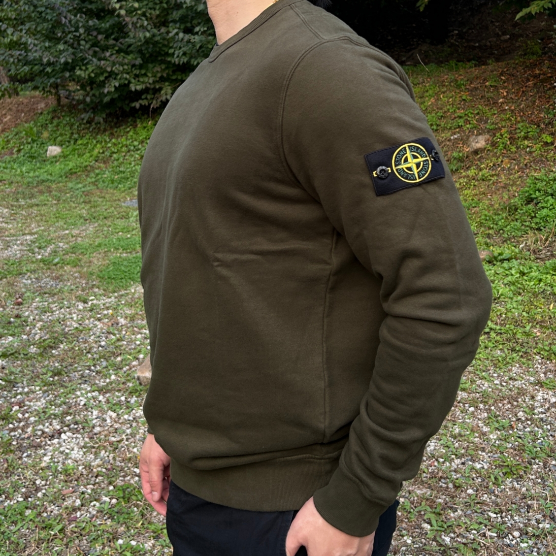 Stone Island 62420 Brushed Cotton Fleece Garment Dyed Crewneck Sweatshirt Olive Green - 23FW 착용 스타일 - 3