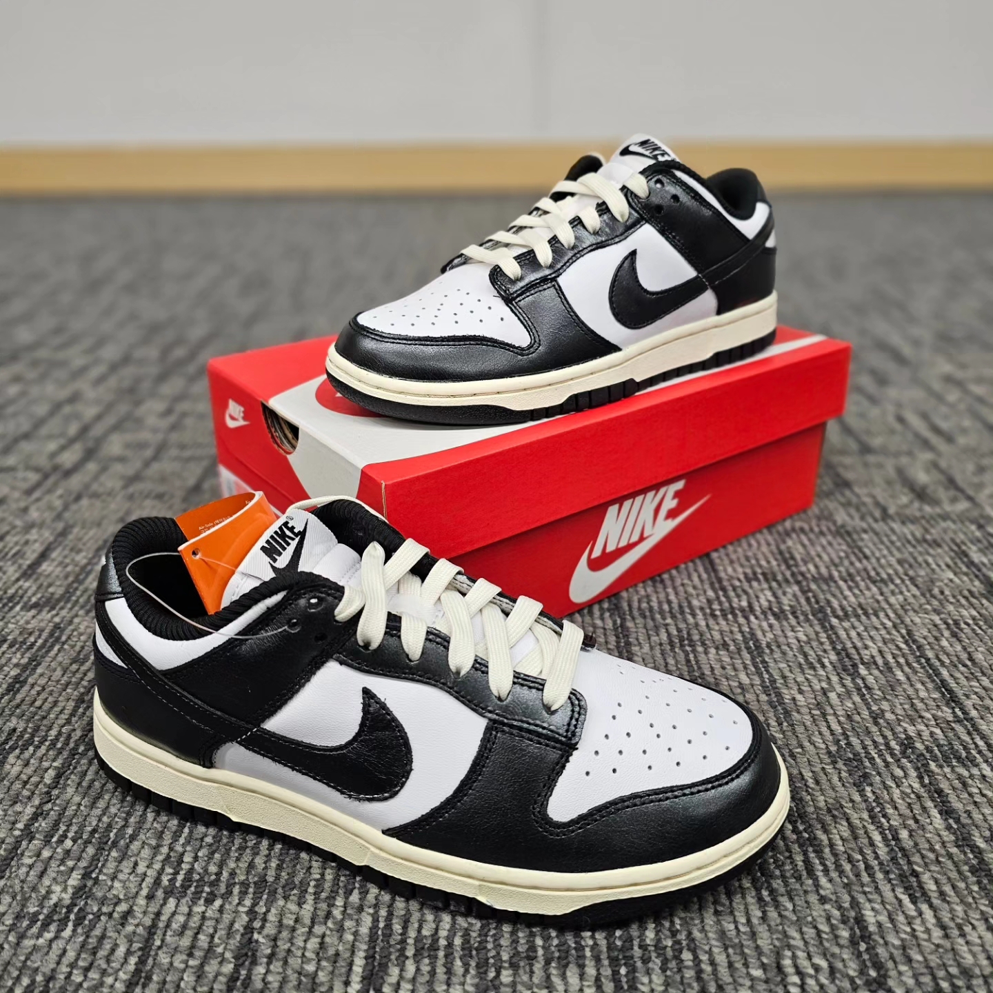 (W) Nike Dunk Low Vintage Black and White 착용 스타일 - 3
