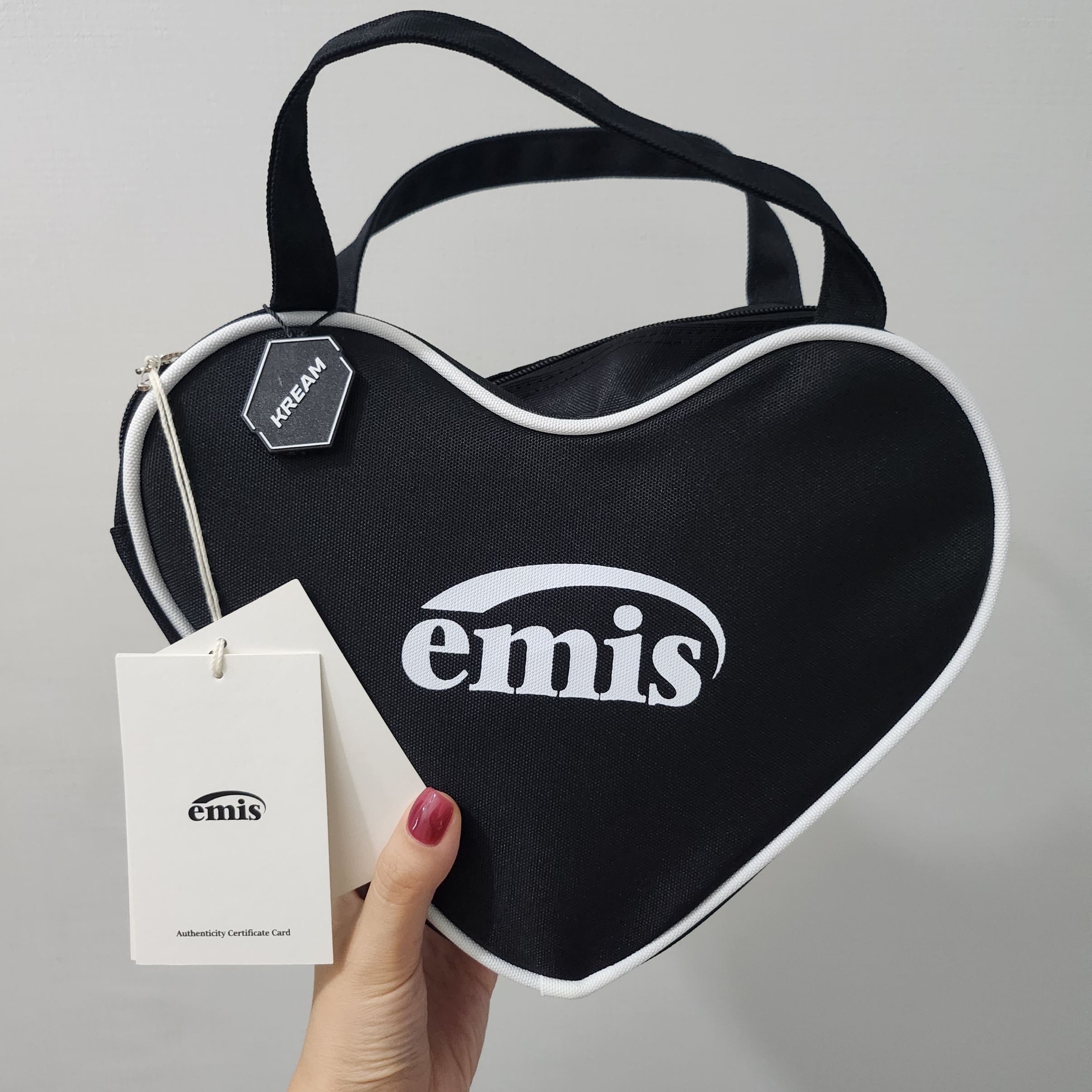 Emis Heart Tote Bag Black 착용 스타일