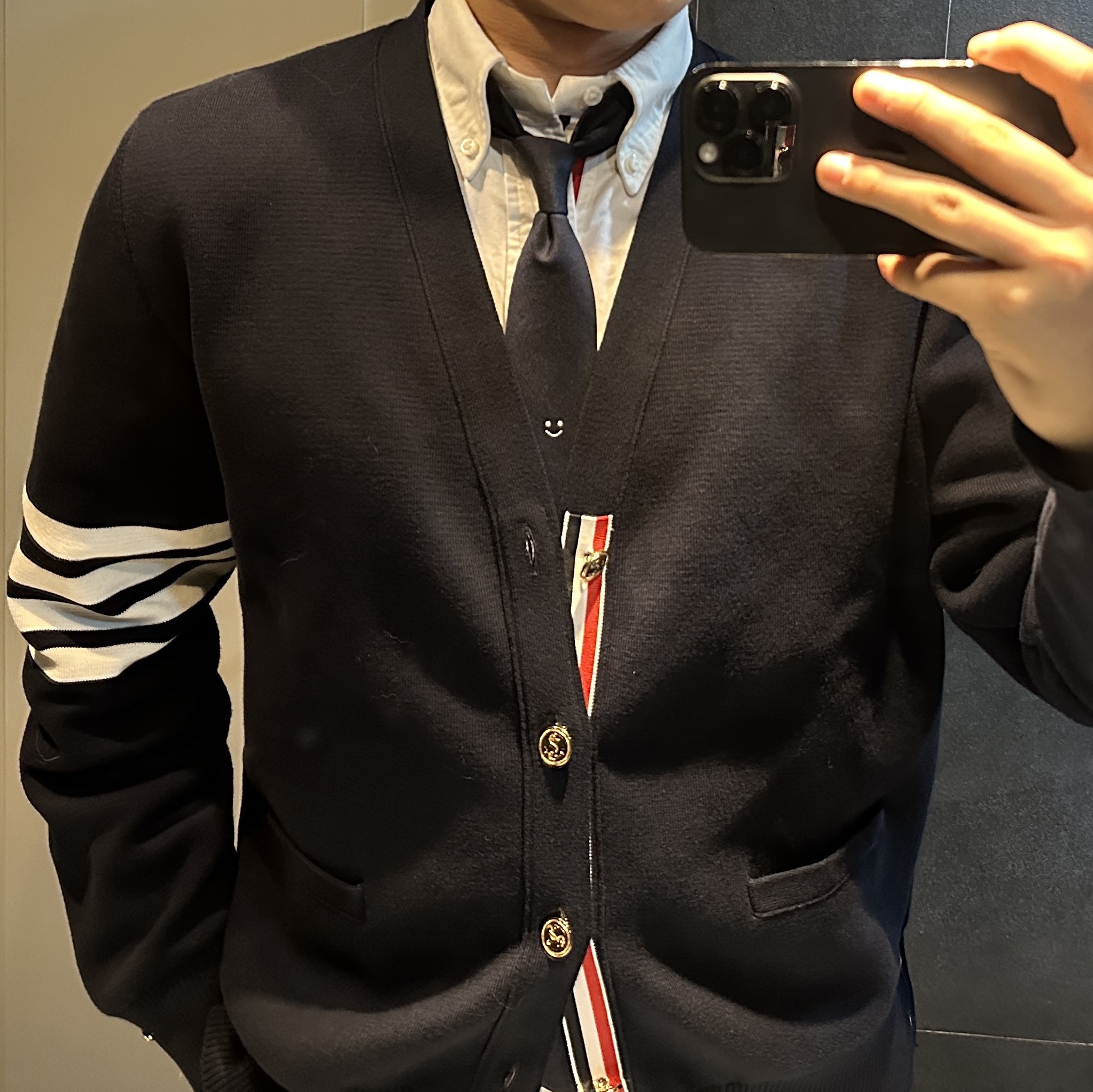 Thom Browne Milano Stitch 4-Bar Cardigan Navy, Thom Browne Cotton Oxford Grosgrain Placket Shirt White 착용 스타일 - 1