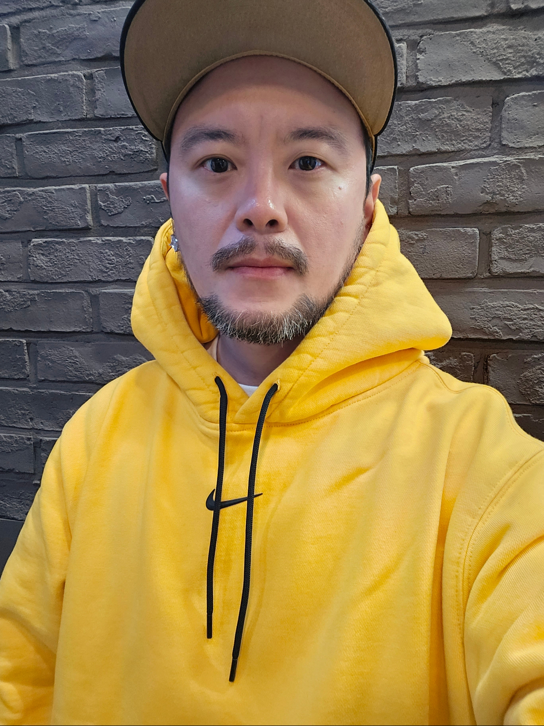 Nike x Drake Nocta Essential Hoodie University Gold - US/EU, Jordan 1 Retro High OG Taxi 착용 스타일 - 4