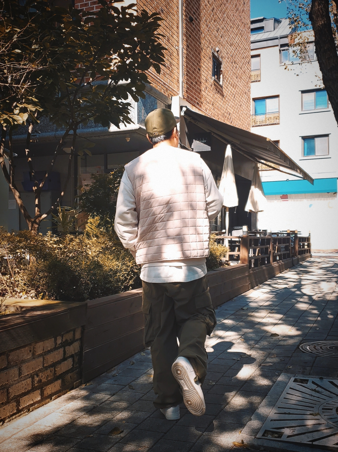 Uniqlo UT x Kaws Long Sleeve Sweatshirt Off White, (W) Nike Air Force 1 '07 Phantom Light Iron Ore 착용 스타일 - 2