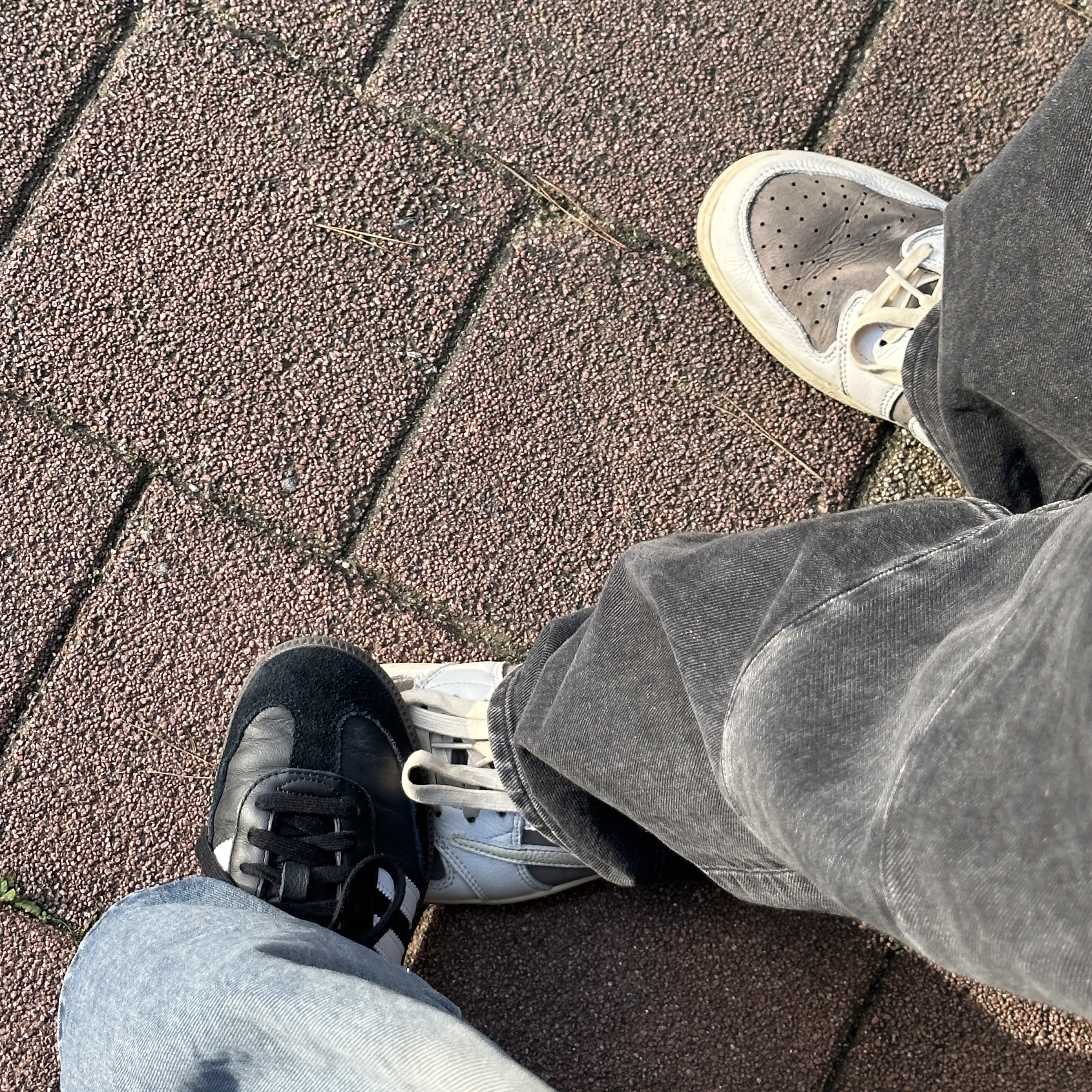 Adidas Samba OG Black White Gum, Jordan 1 x Travis Scott Retro Low OG SP Sail and Ridgerock 착용 스타일