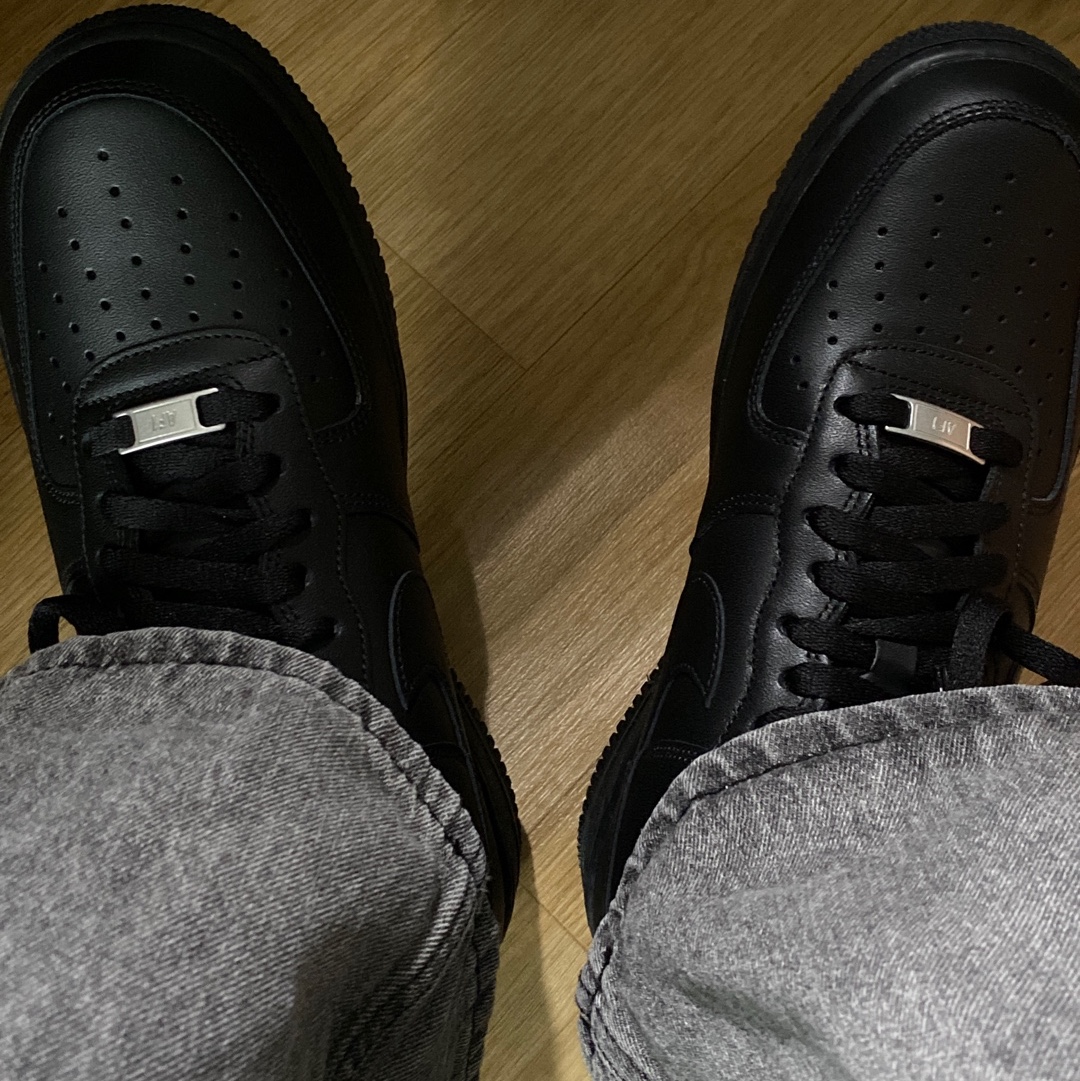Nike Air Force 1 '07 Low Triple Black 착용 스타일