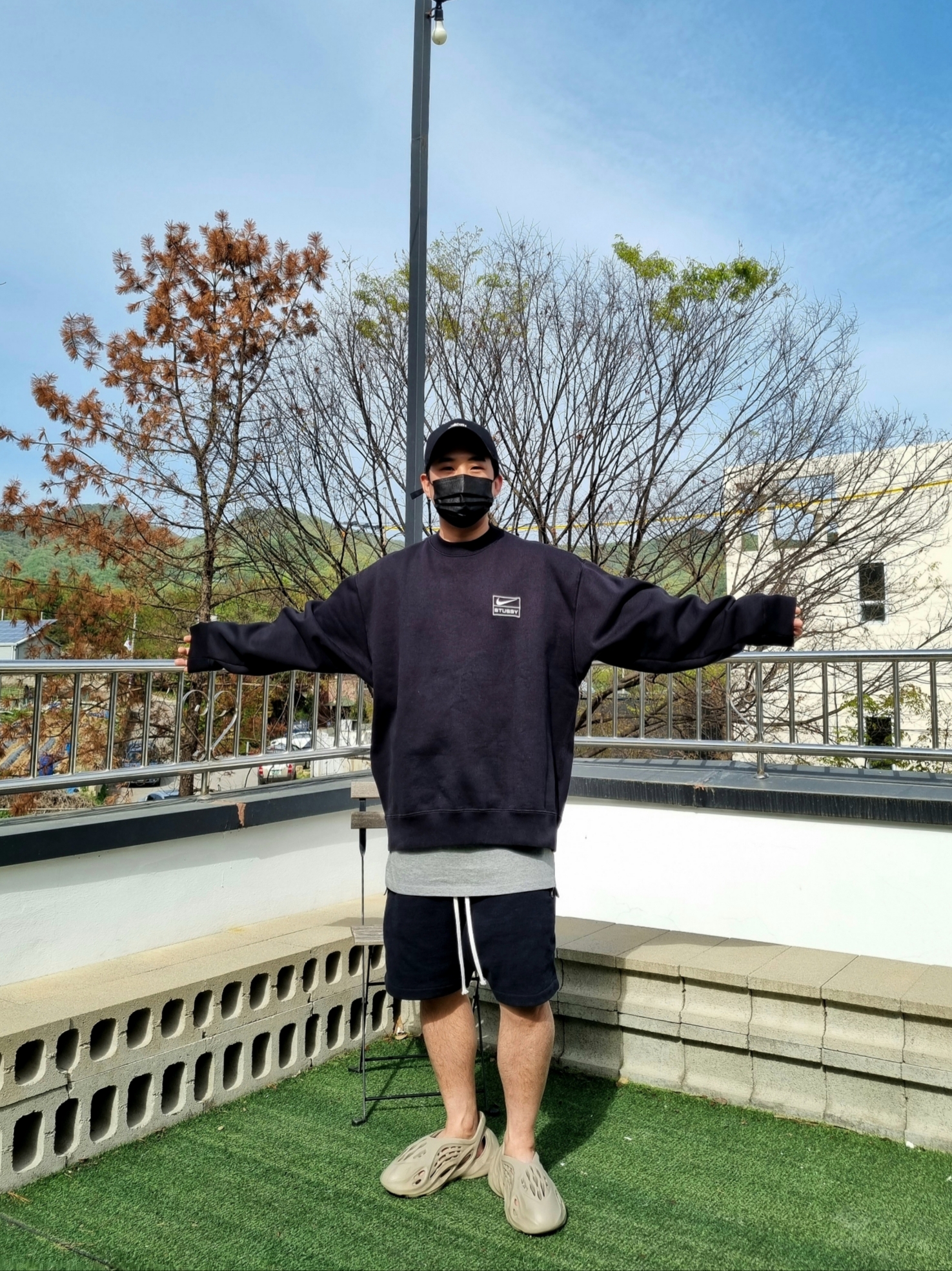 Nike x Stussy NRG Washed Fleece Crewneck Black (DO5310-010), Adidas Yeezy Foam RNNR Stone Sage 착용 스타일