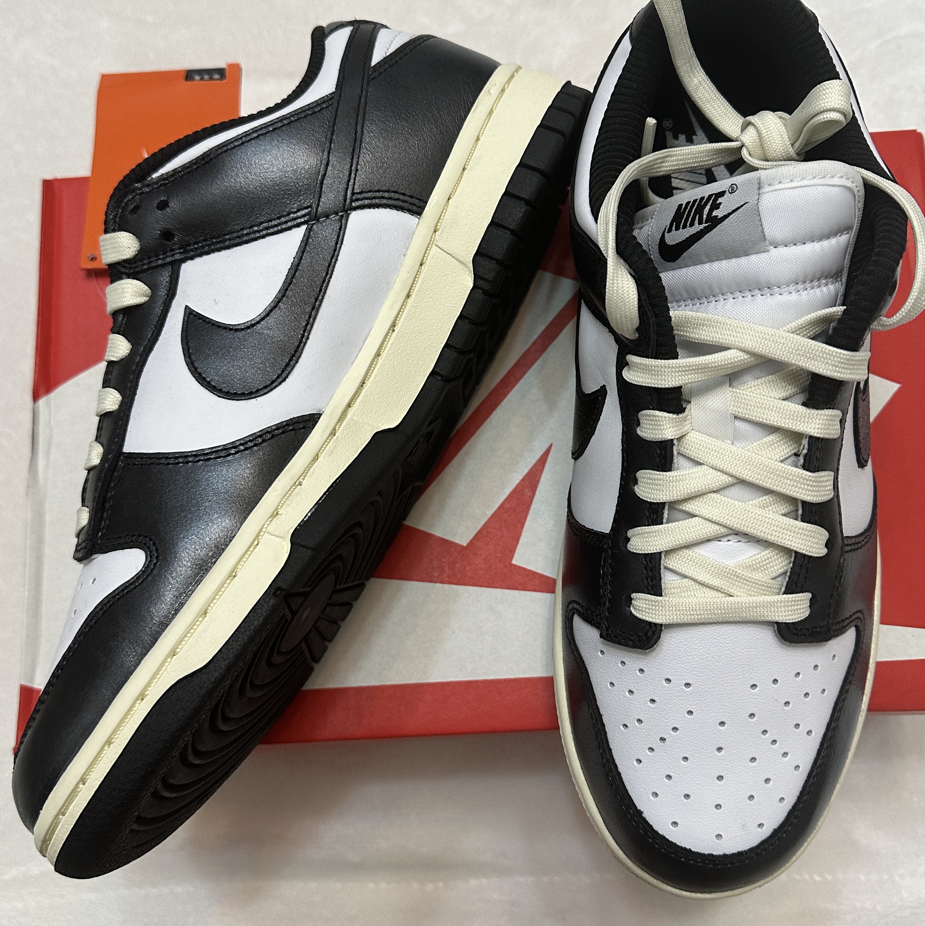 (W) Nike Dunk Low Vintage Black and White 착용 스타일 - 2