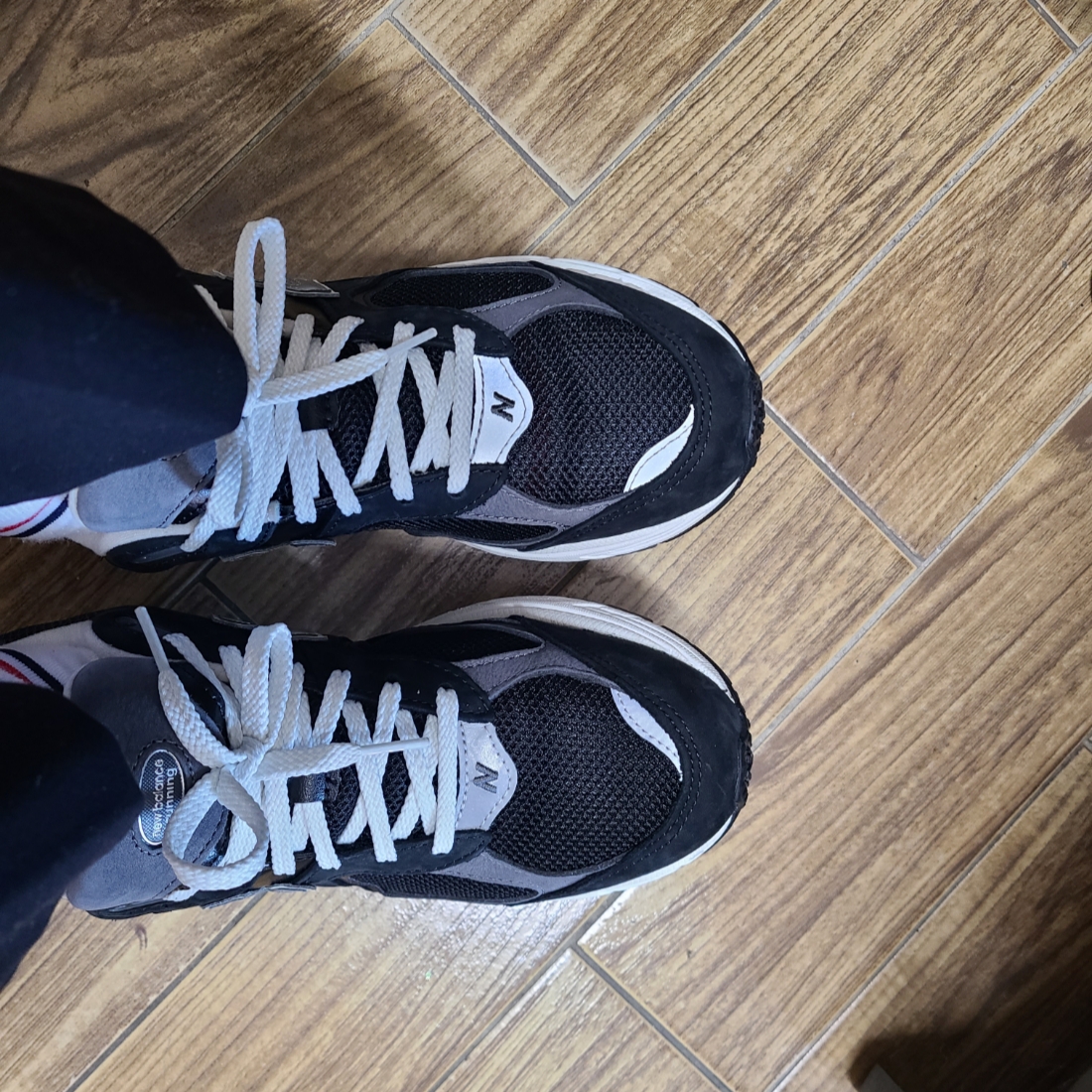 New Balance 2002R Premium Vintage Black 착용 스타일