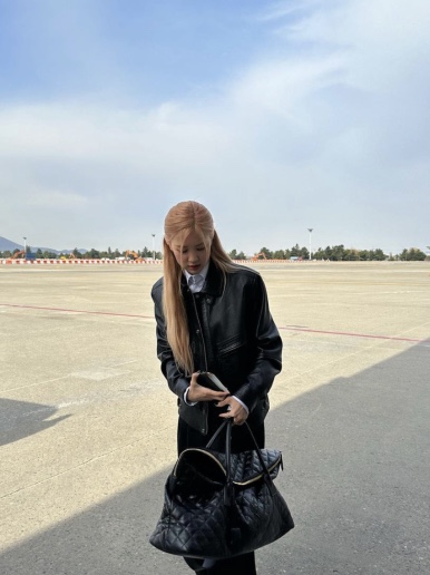Saint Laurent ES Giant Travel Bag In Quilted Leather Black 착용 스타일 - 2