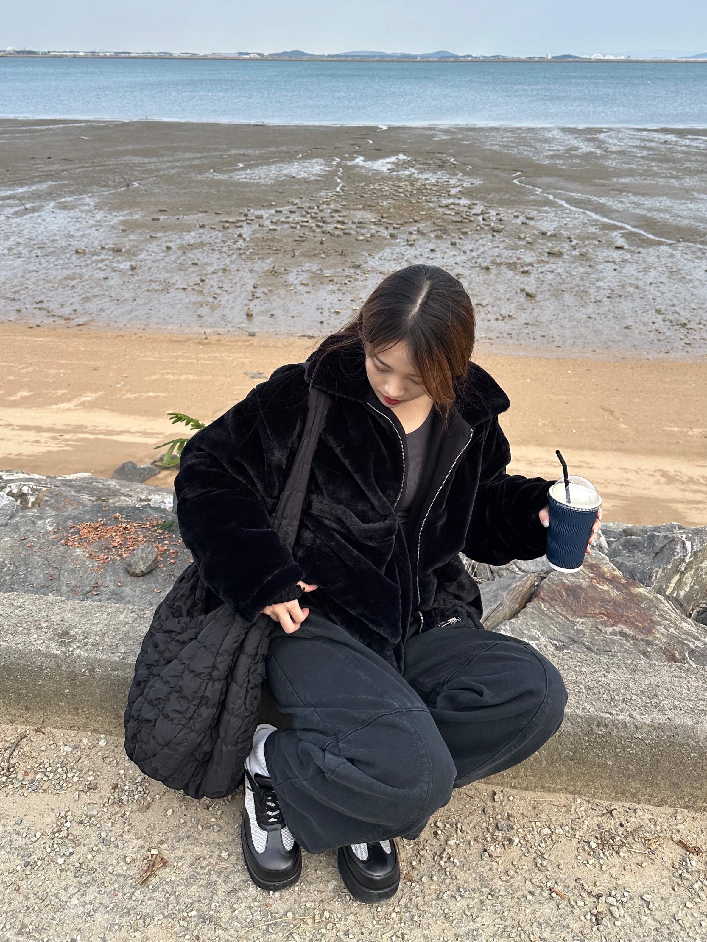 COS Quilted Oversized Shoulder Bag Black 착용 스타일 - 3