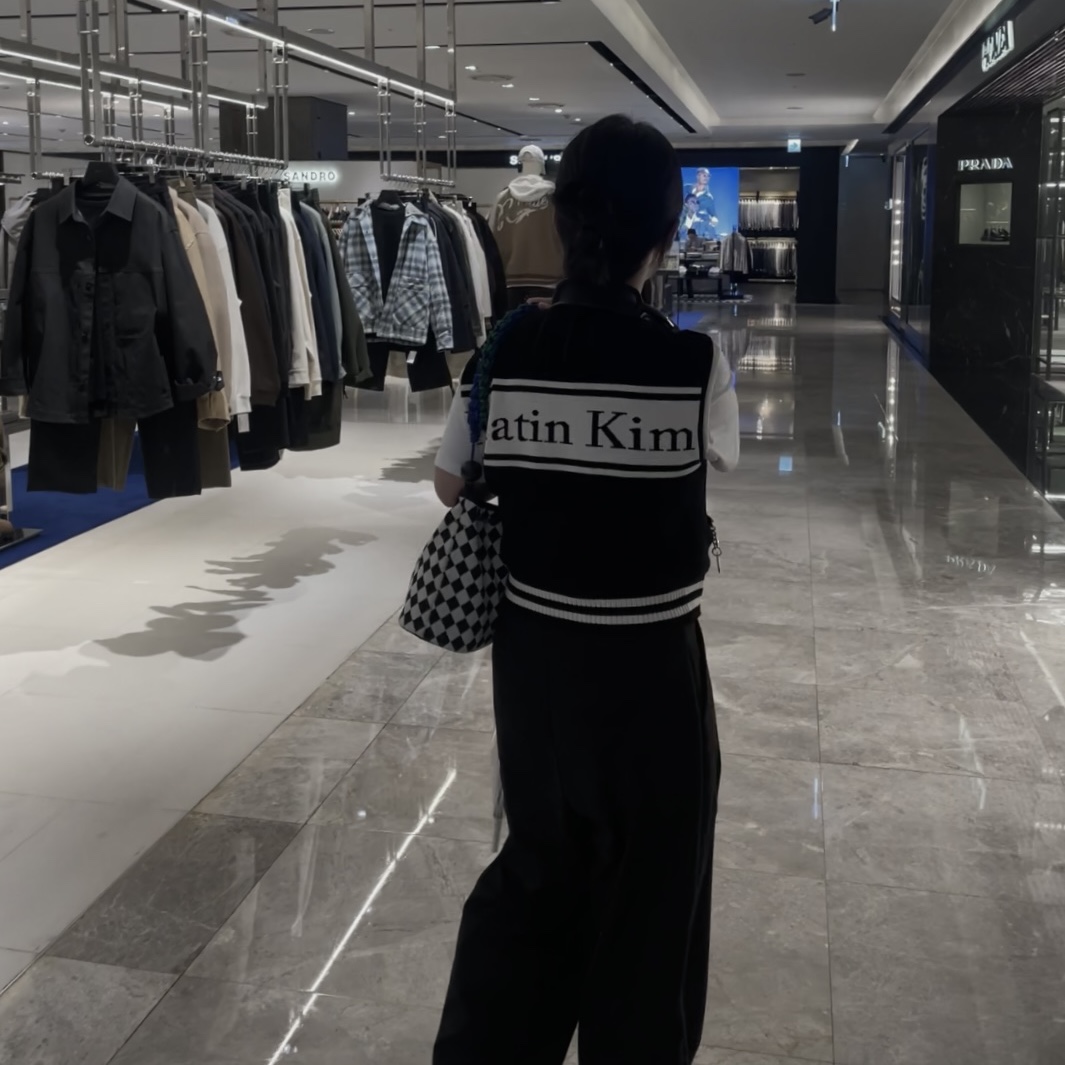 (W) Matin Kim Spell Point Stripe Knit Vest Black, Apple AirPods Max Lightning Space Gray (Korean Ver.) 착용 스타일