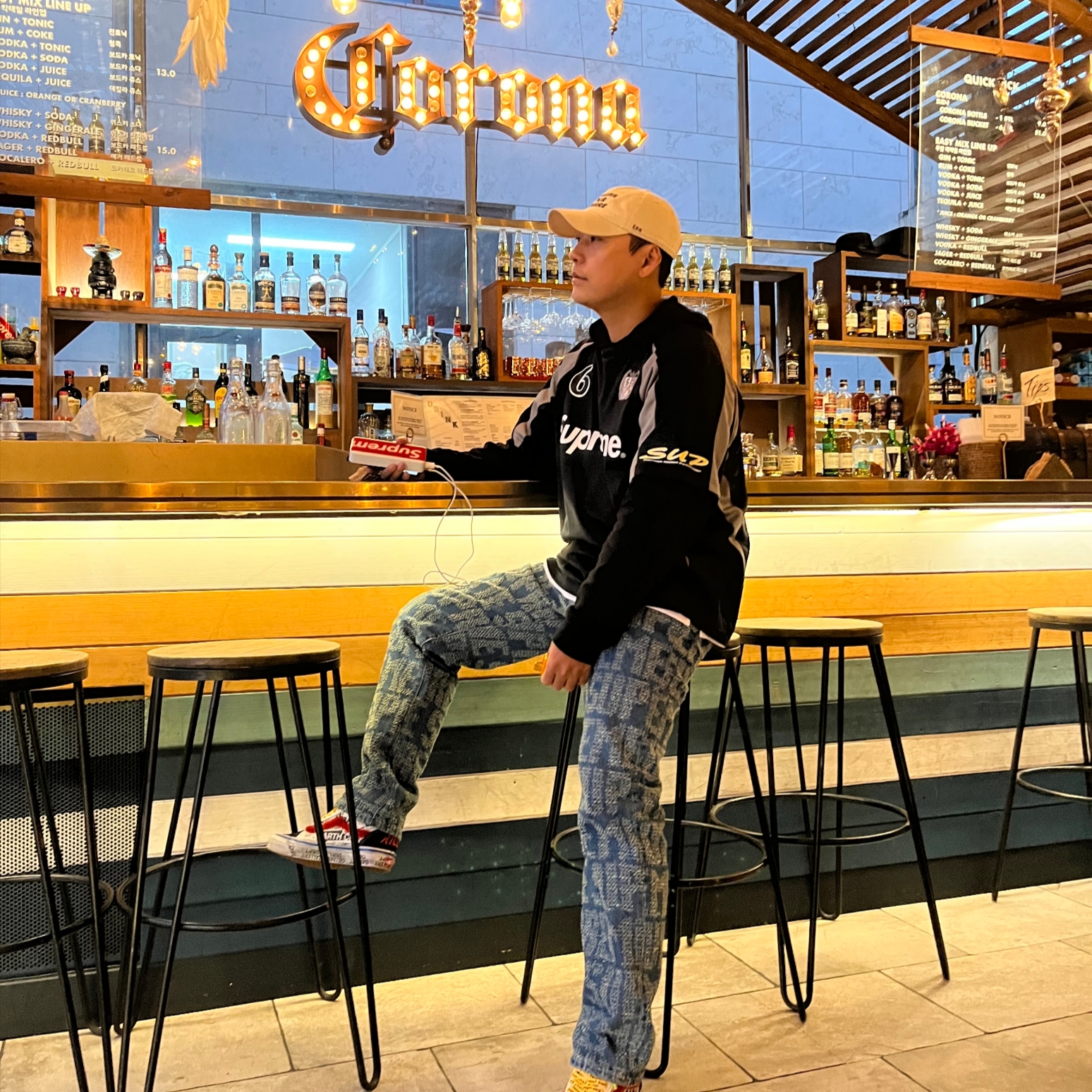 Supreme Hooded Soccer Jersey Black - 23FW, Supreme Needle Punch Regular Jean Washed Blue - 23FW 착용 스타일 - 2