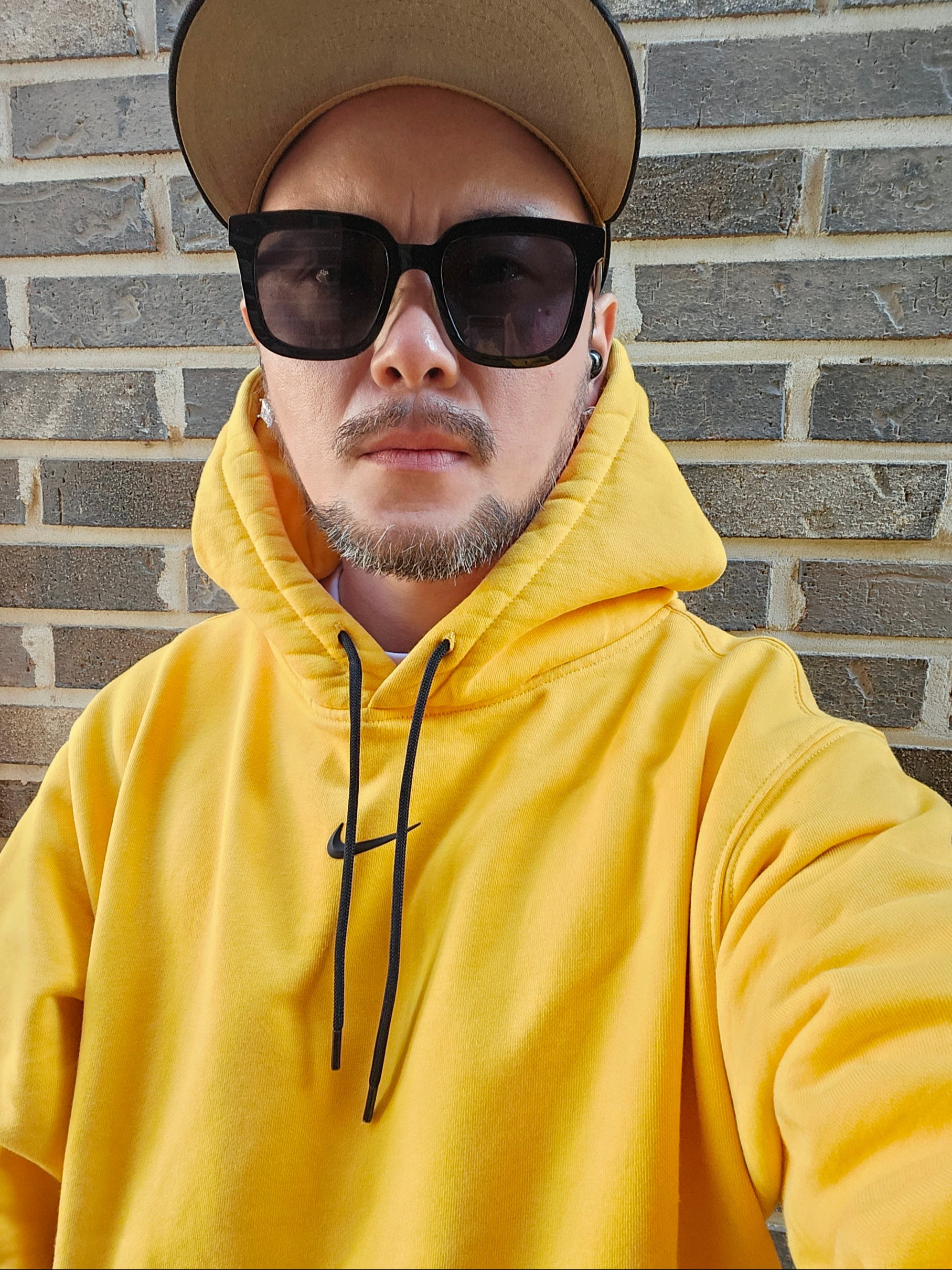 Nike x Drake Nocta Essential Hoodie University Gold - US/EU, Jordan 1 Retro High OG Taxi 착용 스타일 - 1