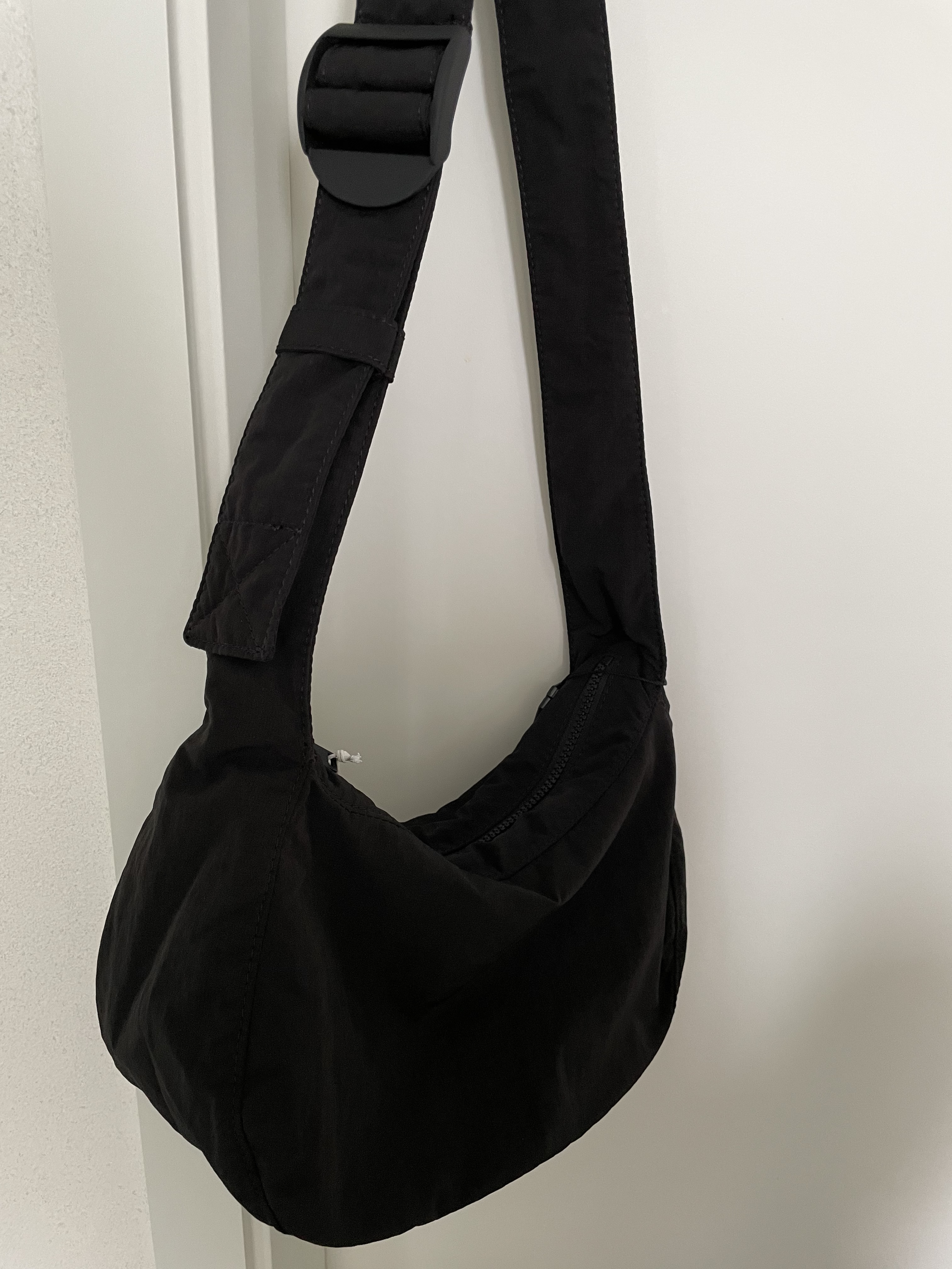 COS Nylon Crossbody Saddle Bag Black 착용 스타일 - 2