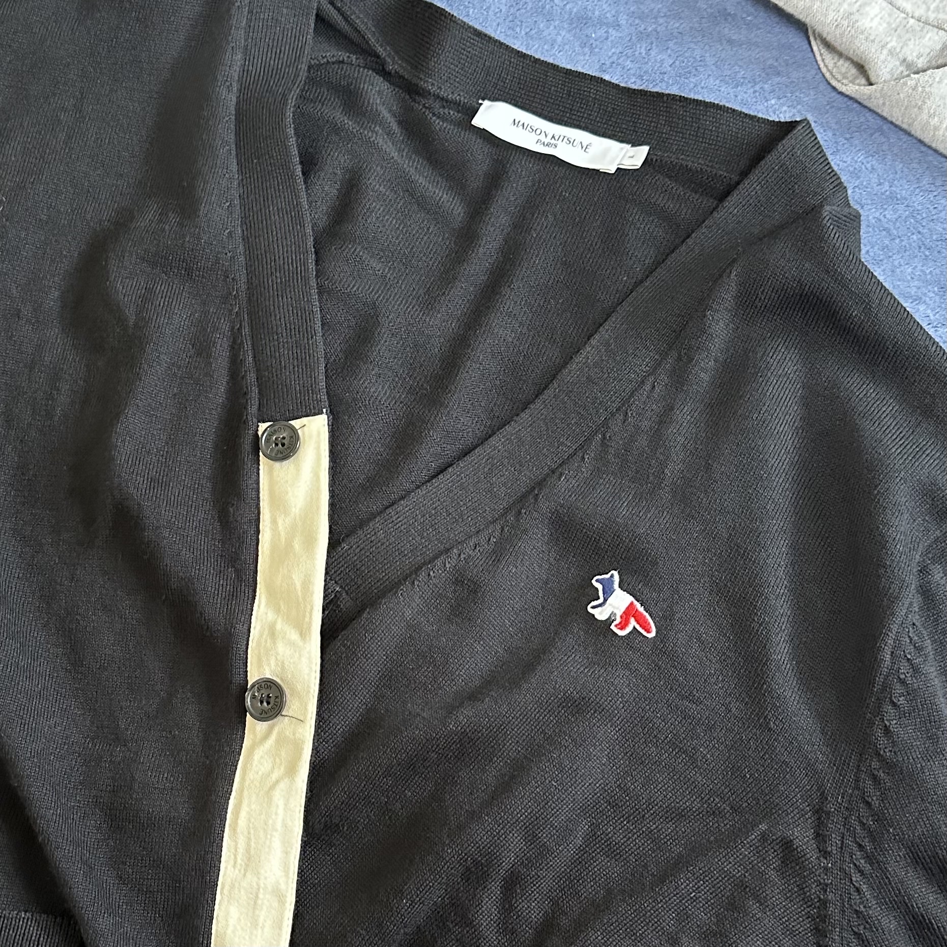 Maison Kitsune Tricolor Fox Patch Classic Cardigan Black 착용 스타일