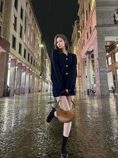 Prada Arque Leather Shoulder Bag Cognac, Prada Arque Leather Shoulder Bag Black 착용 스타일 - 1