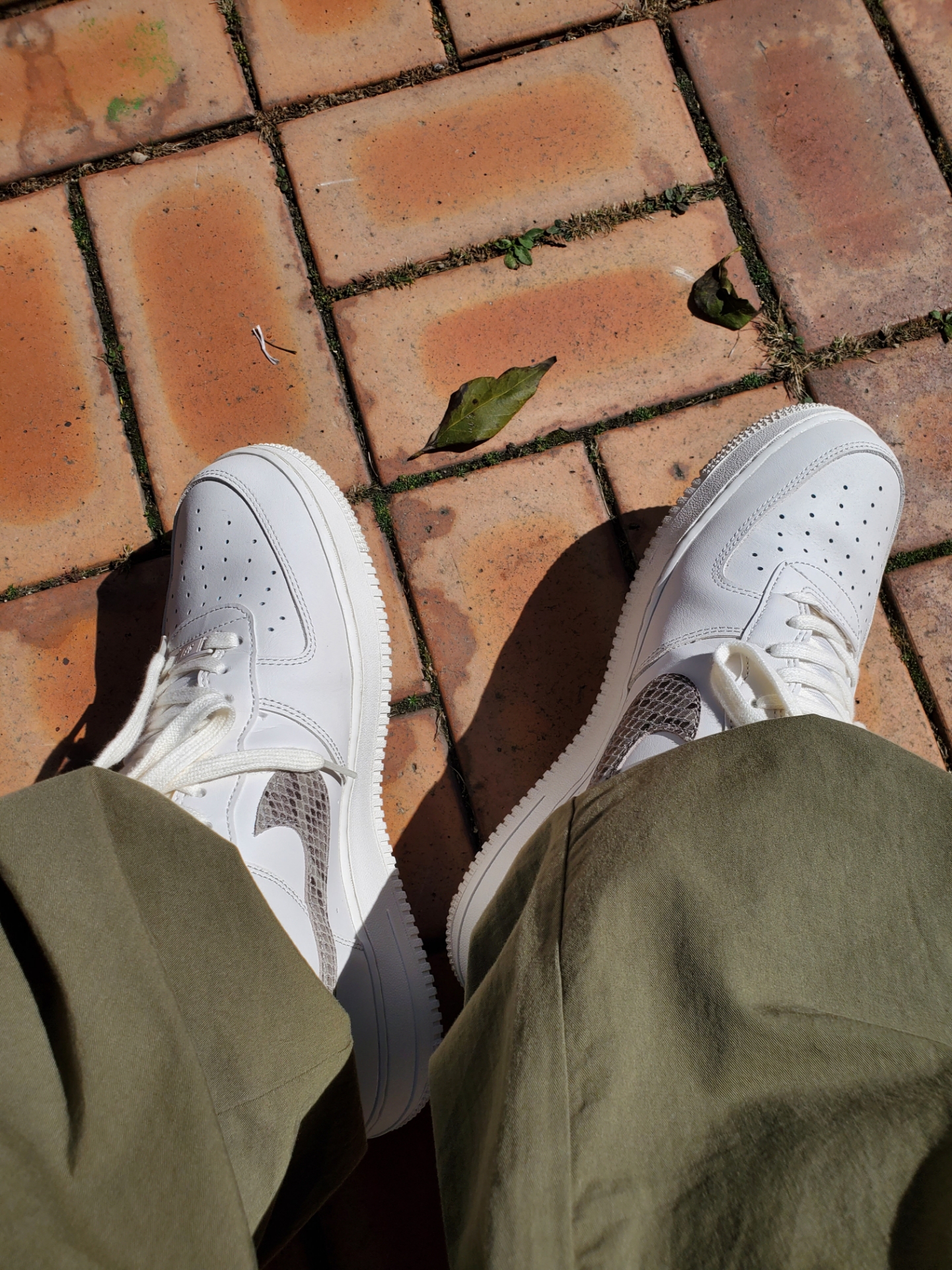 Uniqlo UT x Kaws Long Sleeve Sweatshirt Off White, (W) Nike Air Force 1 '07 Phantom Light Iron Ore 착용 스타일 - 3