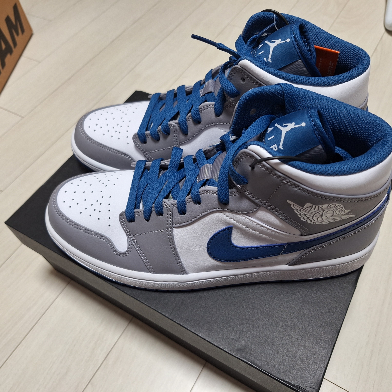 Jordan 1 Mid Cement Grey True Blue 착용 스타일 - 3