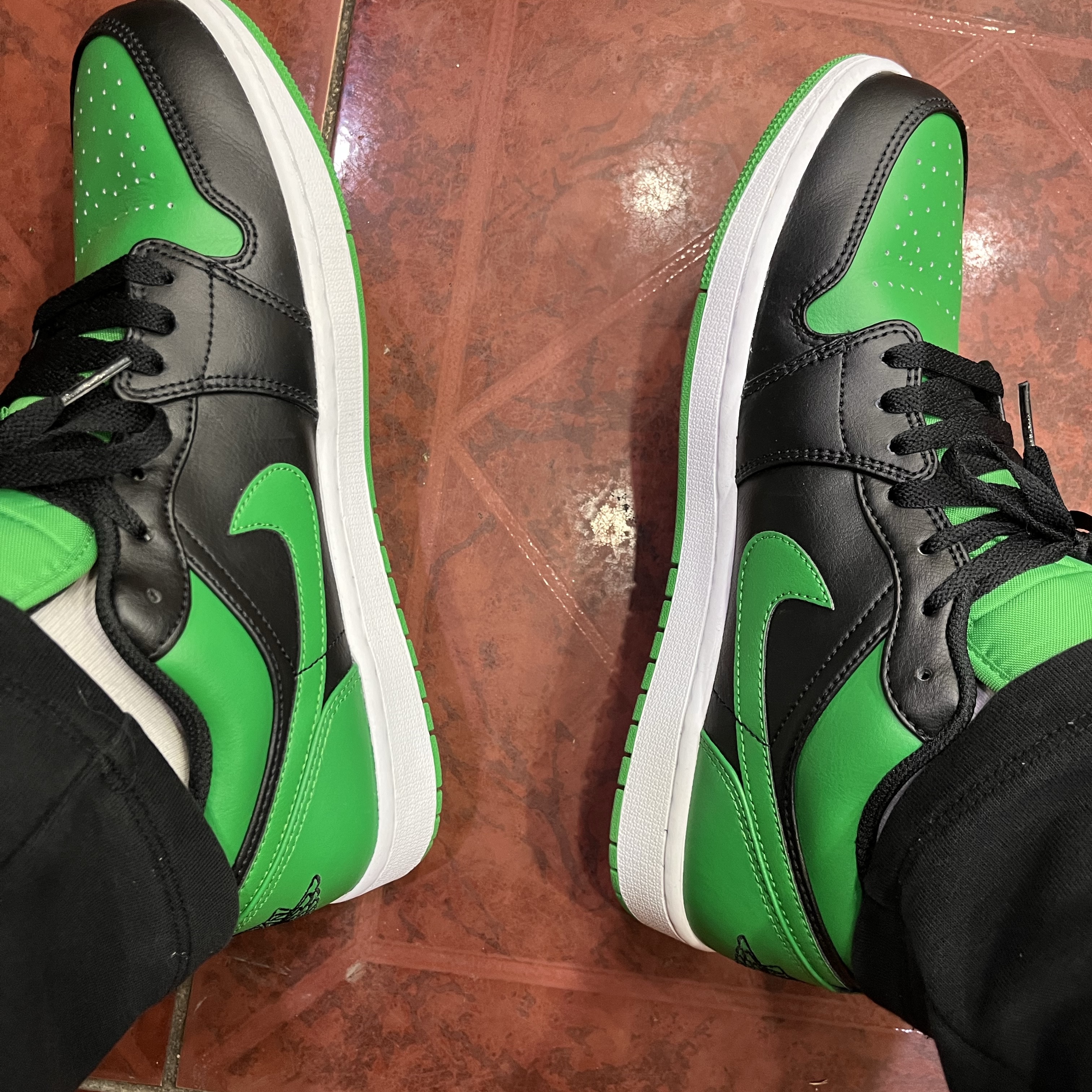 Jordan 1 Low Lucky Green 착용 스타일 - 1