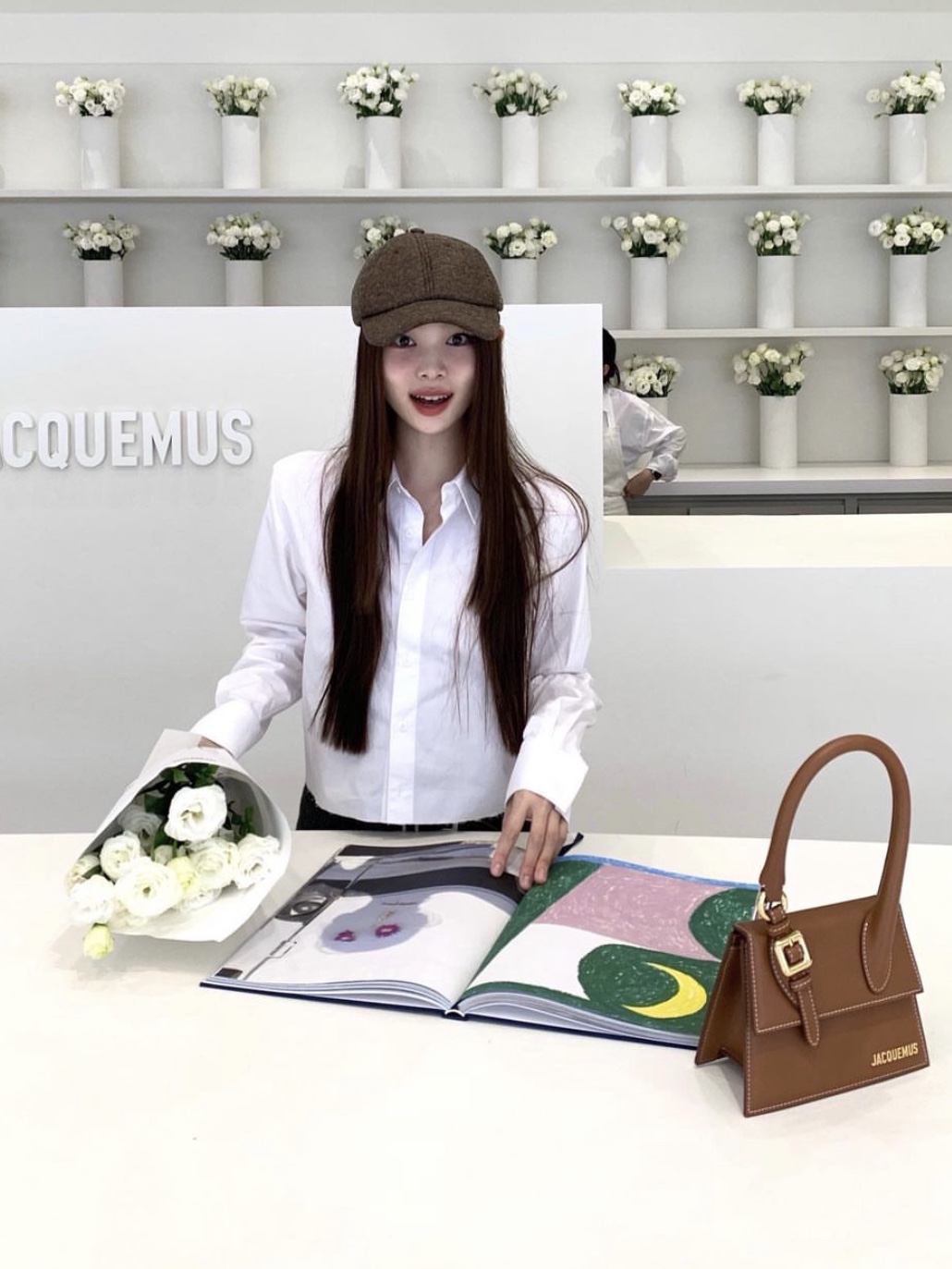 Jacquemus Le Chiquito Moyen Boucle Signature Buckled Handbag Light Brown 착용 스타일