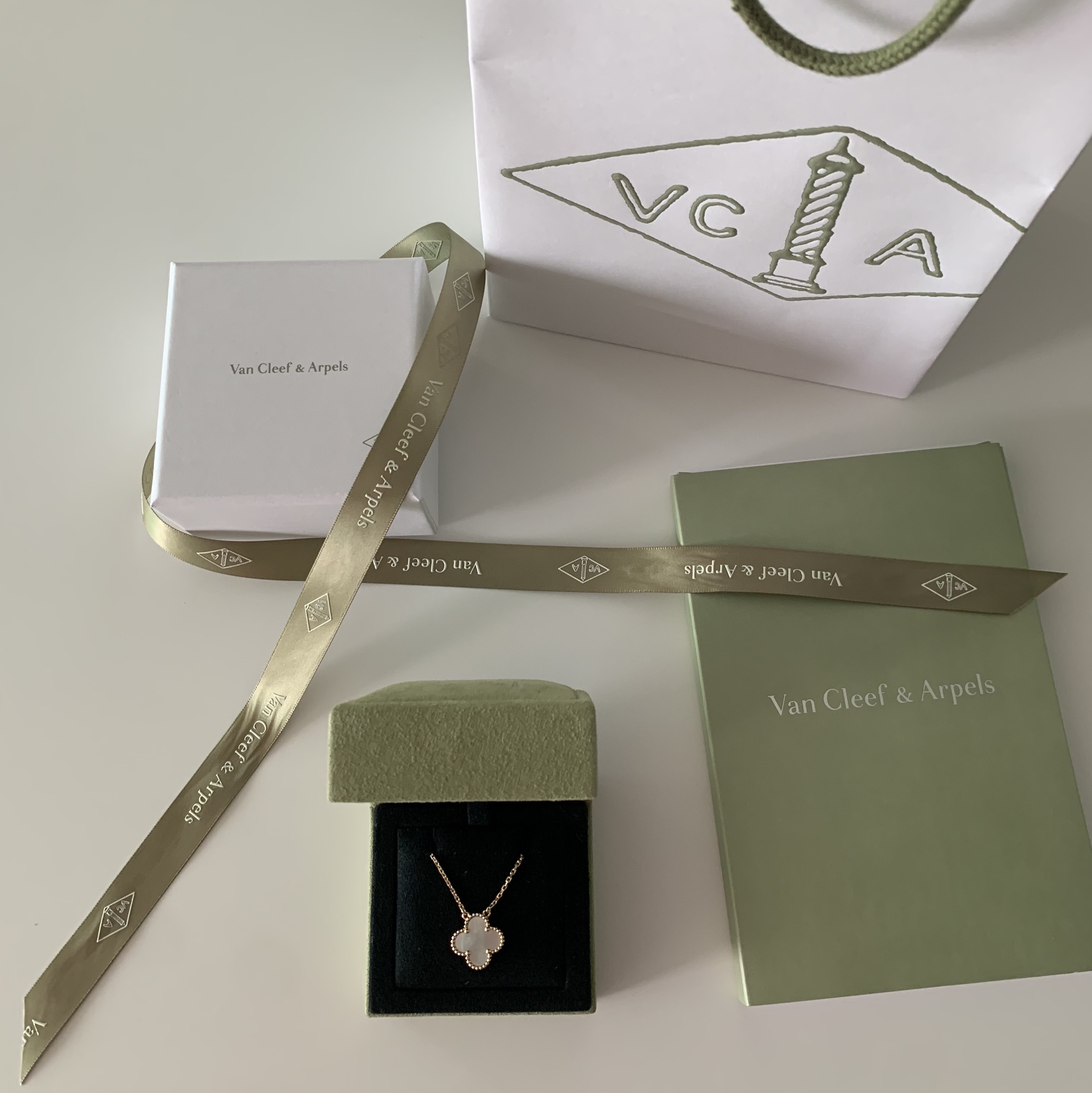 (W) Van Cleef & Arpels Vintage Alhambra Pendant Yellow Gold Mother of Pearl 착용 스타일 - 2
