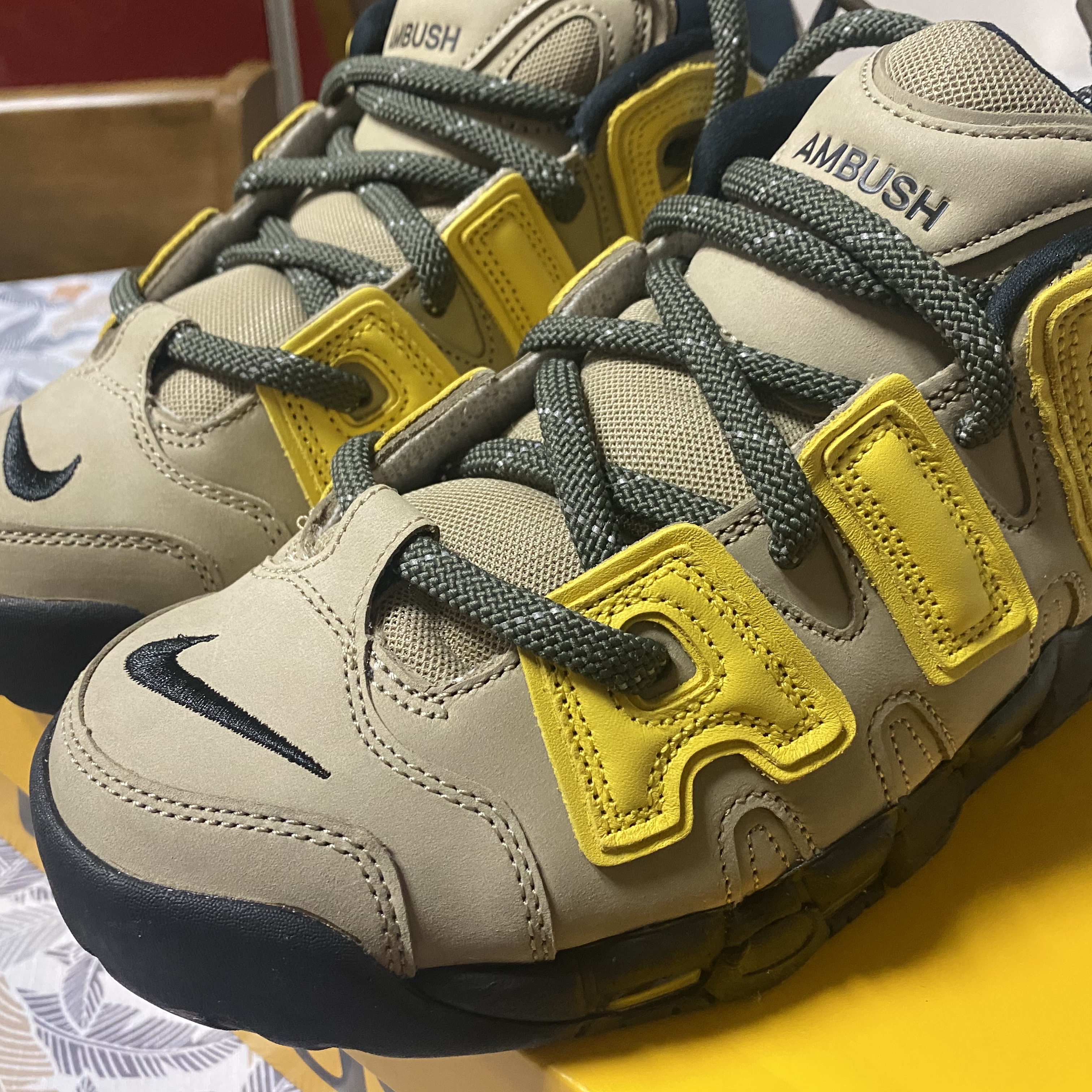 Nike x Ambush Air More Uptempo Low Vivid Sulfur and Limestone 착용 스타일 - 3