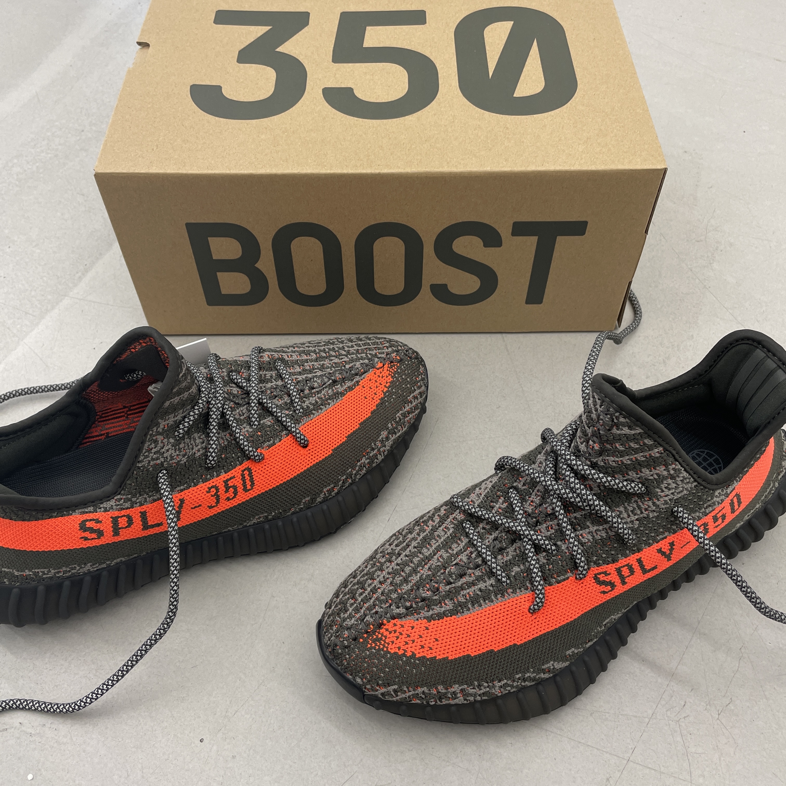 Adidas Yeezy Boost 350 V2 Carbon Beluga, Yeezy Gap Engineered By Balenciaga Dove Hoodie Black 착용 스타일 - 1