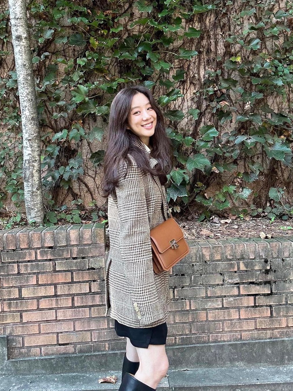 (W) Celine Jude Jacket in Checked Flannel Noir Vanilla Chataigne, [KREAM 단독] STU Curved Check Blazer Grey 착용 스타일 - 9