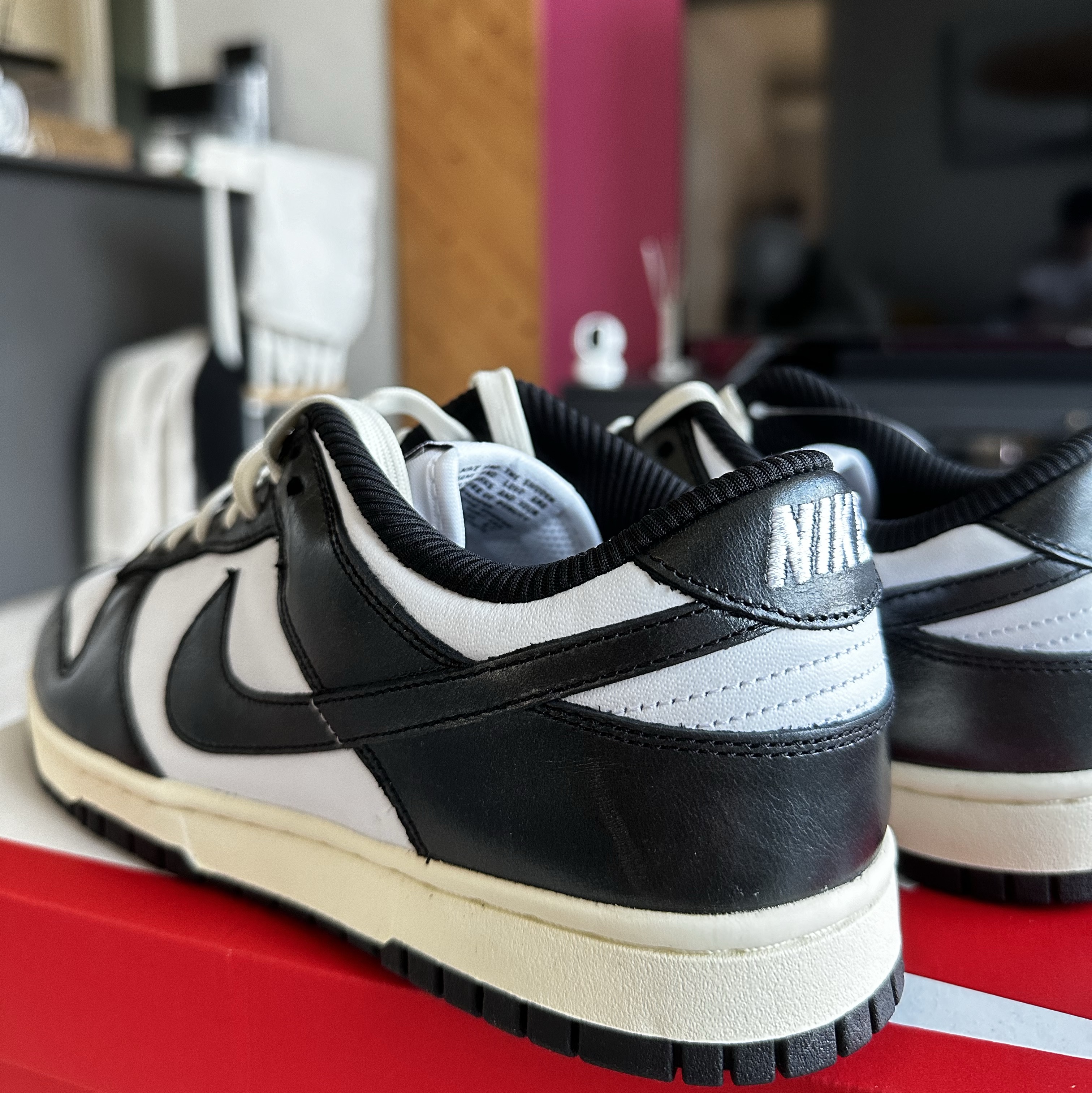 (W) Nike Dunk Low Vintage Black and White 착용 스타일 - 2