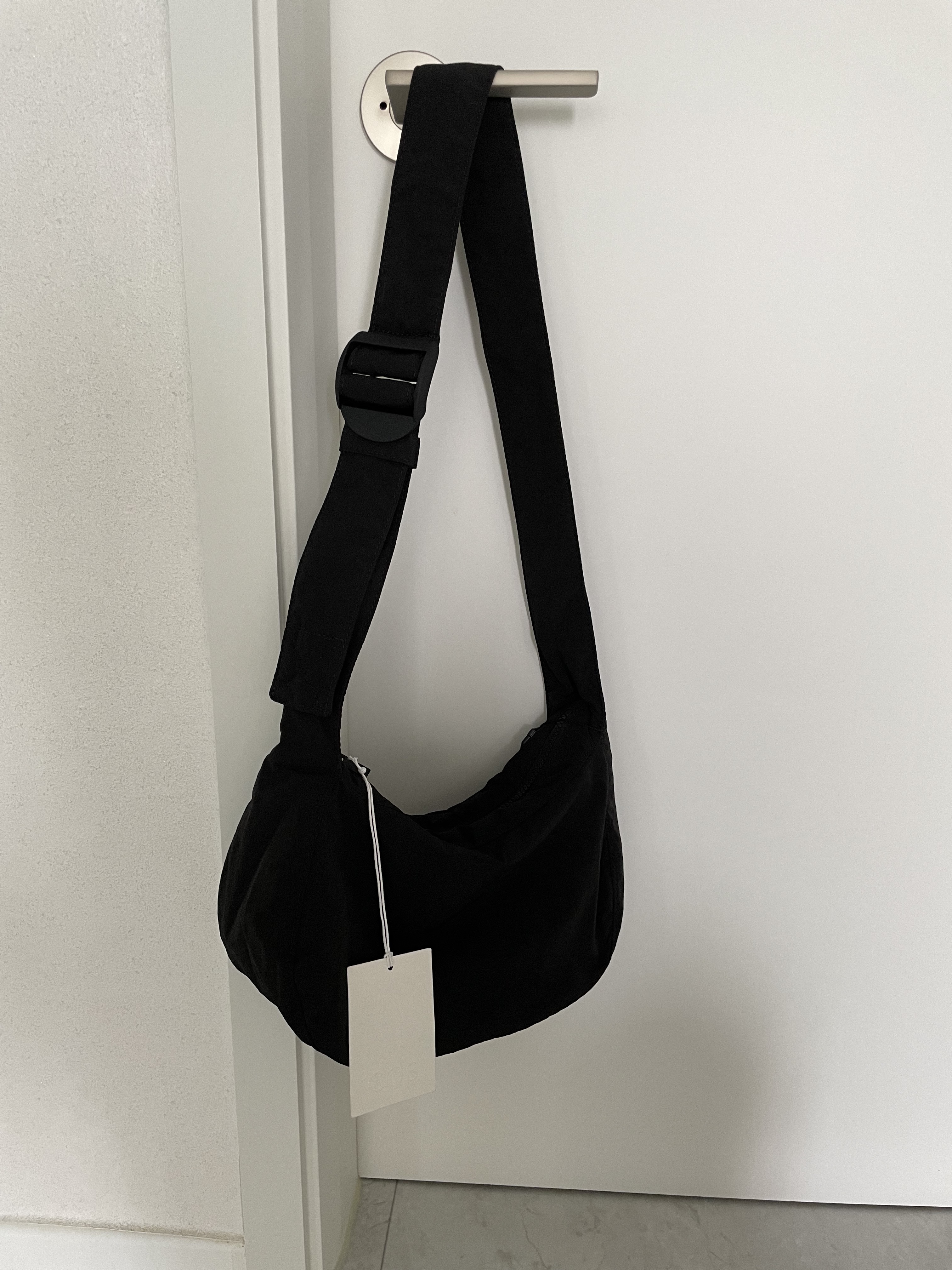 COS Nylon Crossbody Saddle Bag Black 착용 스타일 - 1