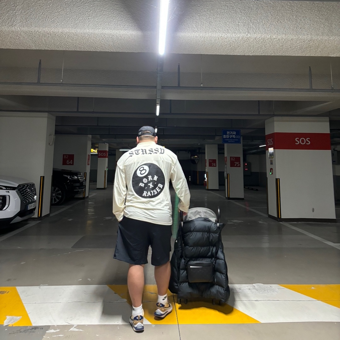 Stussy x Born X Raised Cookies & Cream Football Jersey Cream, Nike x Sacai VaporWaffle Sesame and Blue Void 착용 스타일 - 2