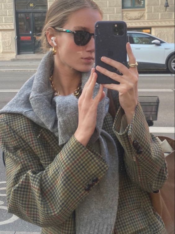 (W) Celine Jude Jacket in Checked Flannel Noir Vanilla Chataigne, [KREAM 단독] STU Curved Check Blazer Grey 착용 스타일 - 4
