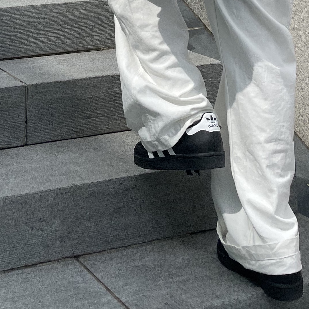 Adidas Superstar Core Black White 착용 스타일