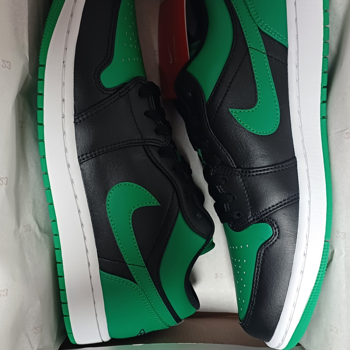 Jordan 1 Low Lucky Green 착용 스타일 - 2