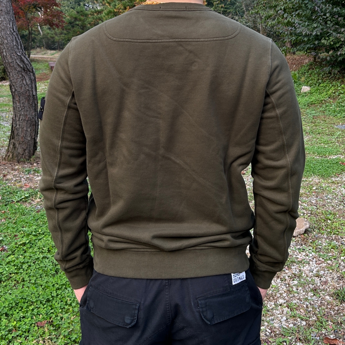 Stone Island 62420 Brushed Cotton Fleece Garment Dyed Crewneck Sweatshirt Olive Green - 23FW 착용 스타일 - 2