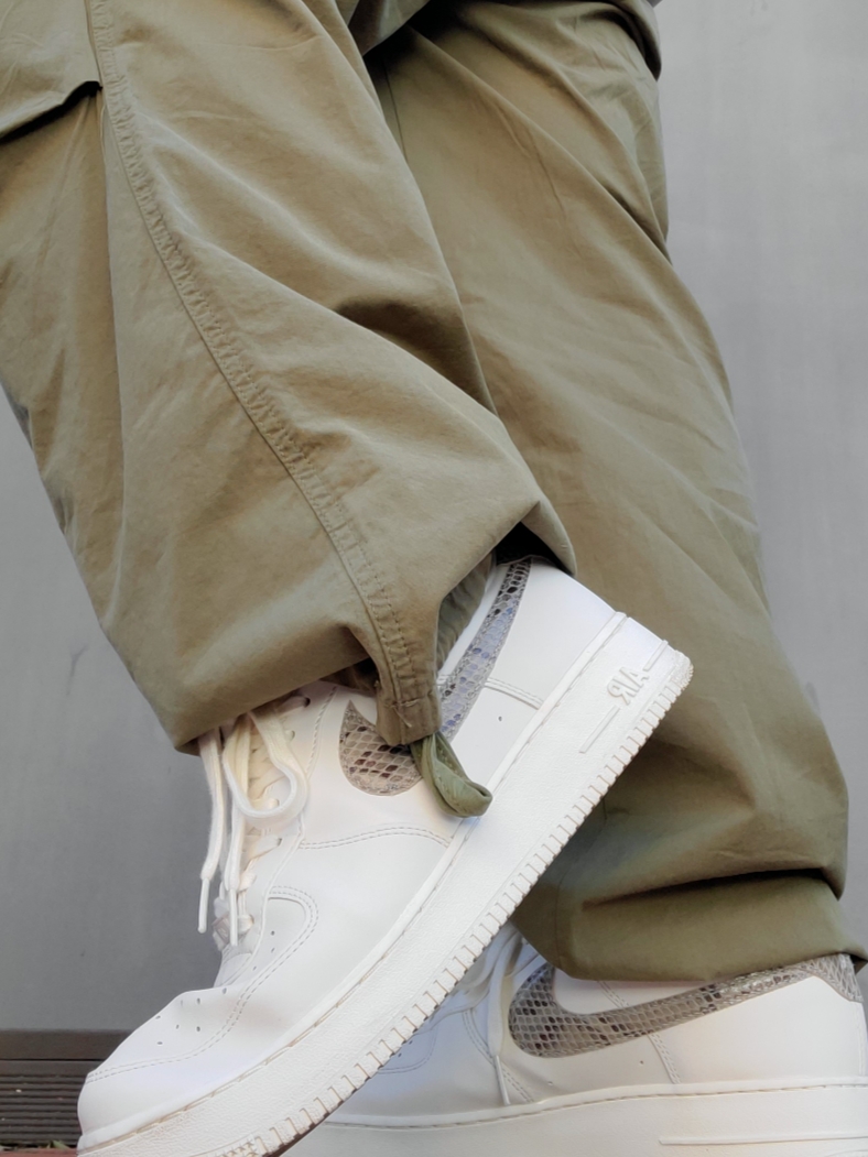 Uniqlo UT x Kaws Long Sleeve Sweatshirt Off White, (W) Nike Air Force 1 '07 Phantom Light Iron Ore 착용 스타일 - 5