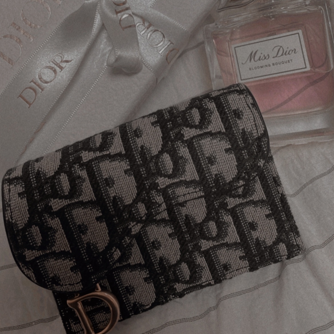 Dior Saddle Flap Card Holder Blue Dior Oblique Jacquard, Dior Miss Dior Blooming Bouquet Eau De Toilette 100ml 착용 스타일