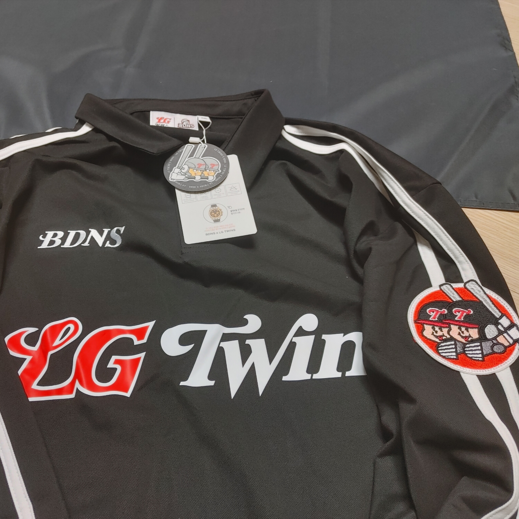 BDNS x LG TWINS Long Sleeve Jersey Black (Non Marking Ver.) 착용 스타일 - 2