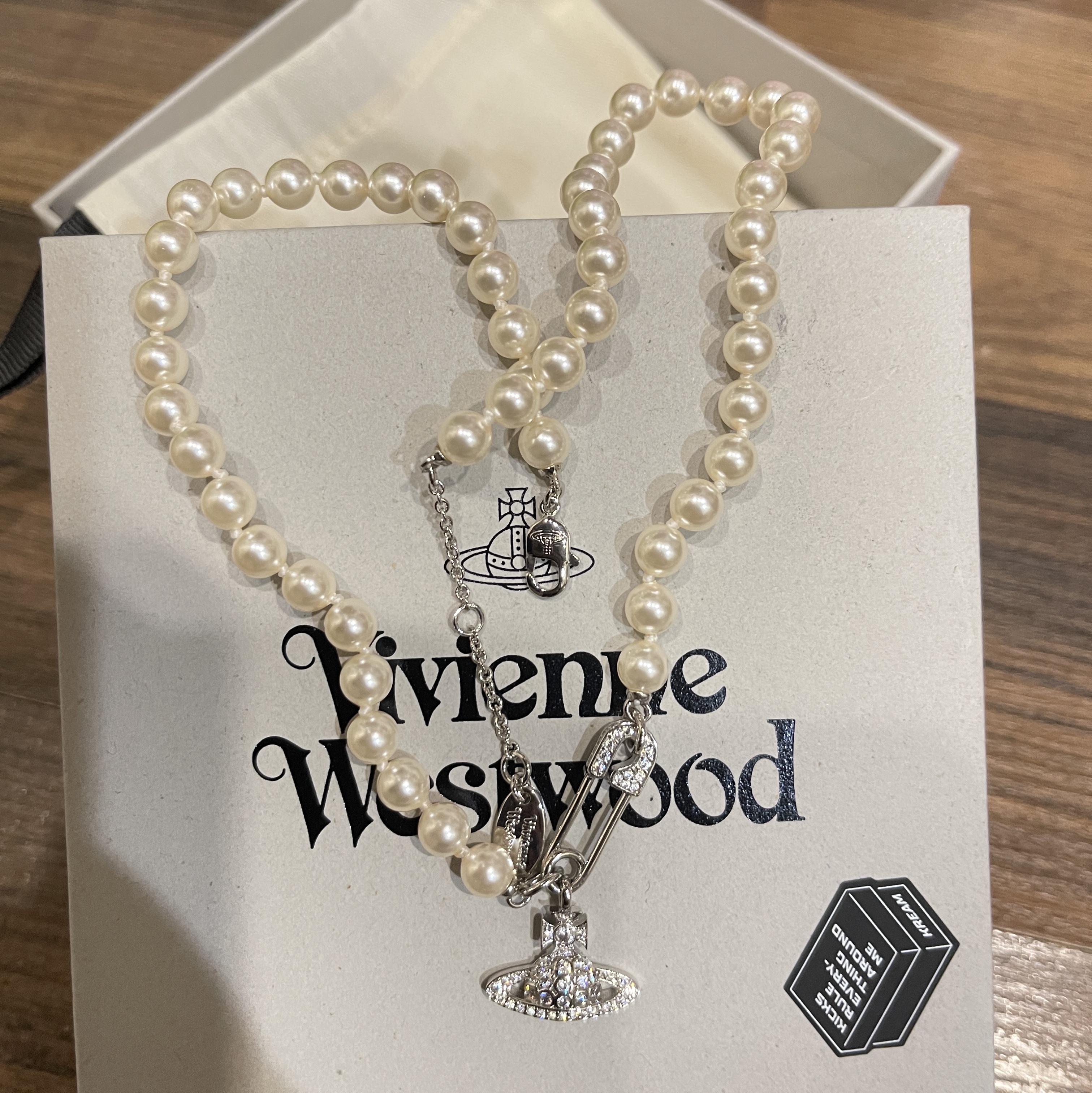 Vivienne Westwood Lucrece Pearl Necklace Silver 착용 스타일