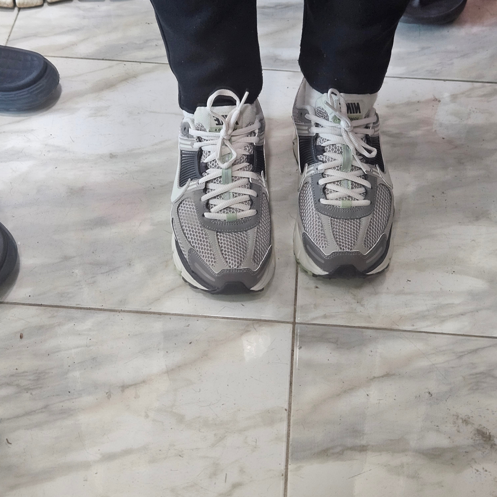 (W) Nike Zoom Vomero 5 Cobblestone and Flat Pewter 착용 스타일 - 1