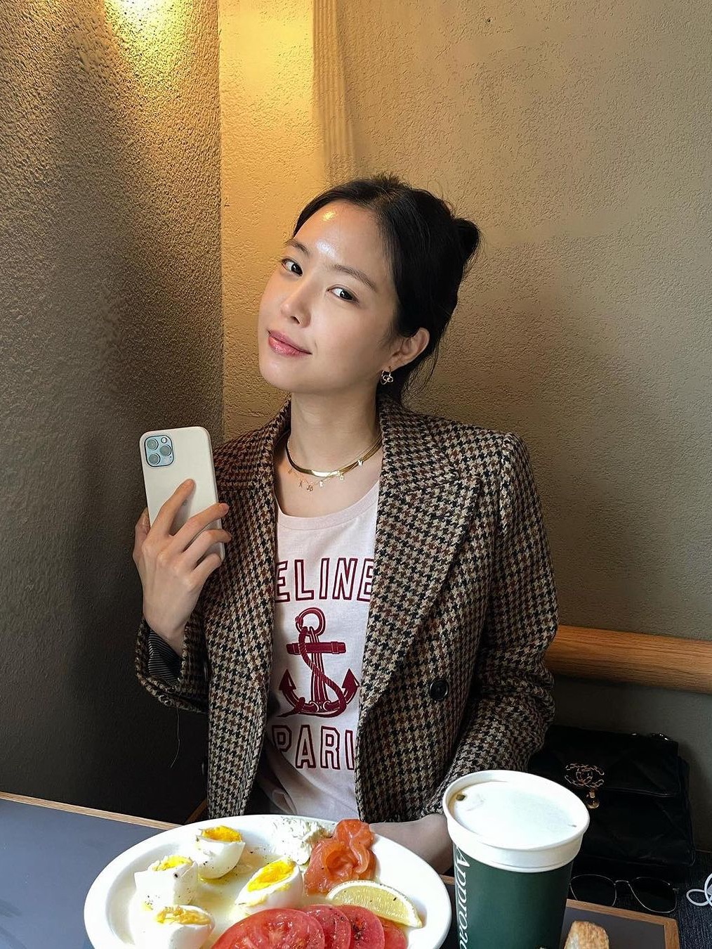(W) Celine Jude Jacket in Checked Flannel Noir Vanilla Chataigne, [KREAM 단독] STU Curved Check Blazer Grey 착용 스타일 - 7
