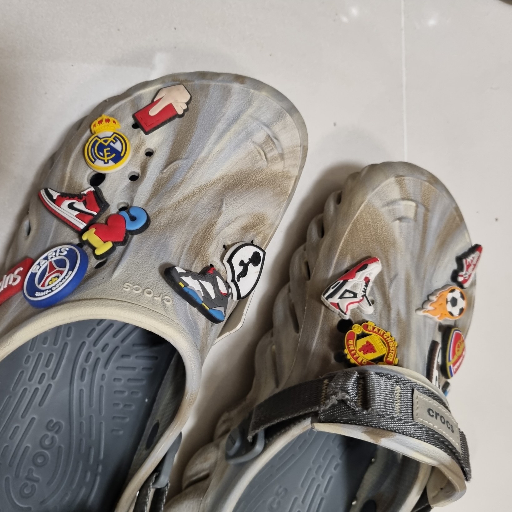 Crocs Echo Marbled Clog Bone Multi 착용 스타일