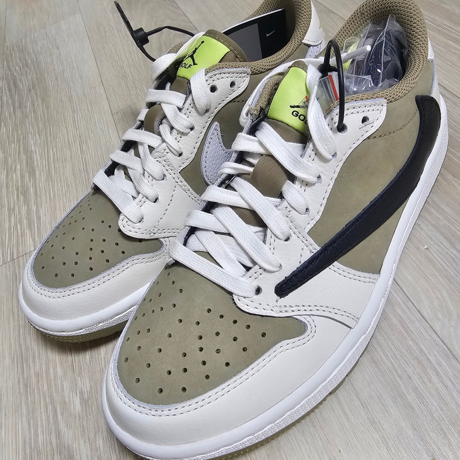 Jordan 1 x Travis Scott Retro Low Golf NRG Neutral Olive 착용 스타일