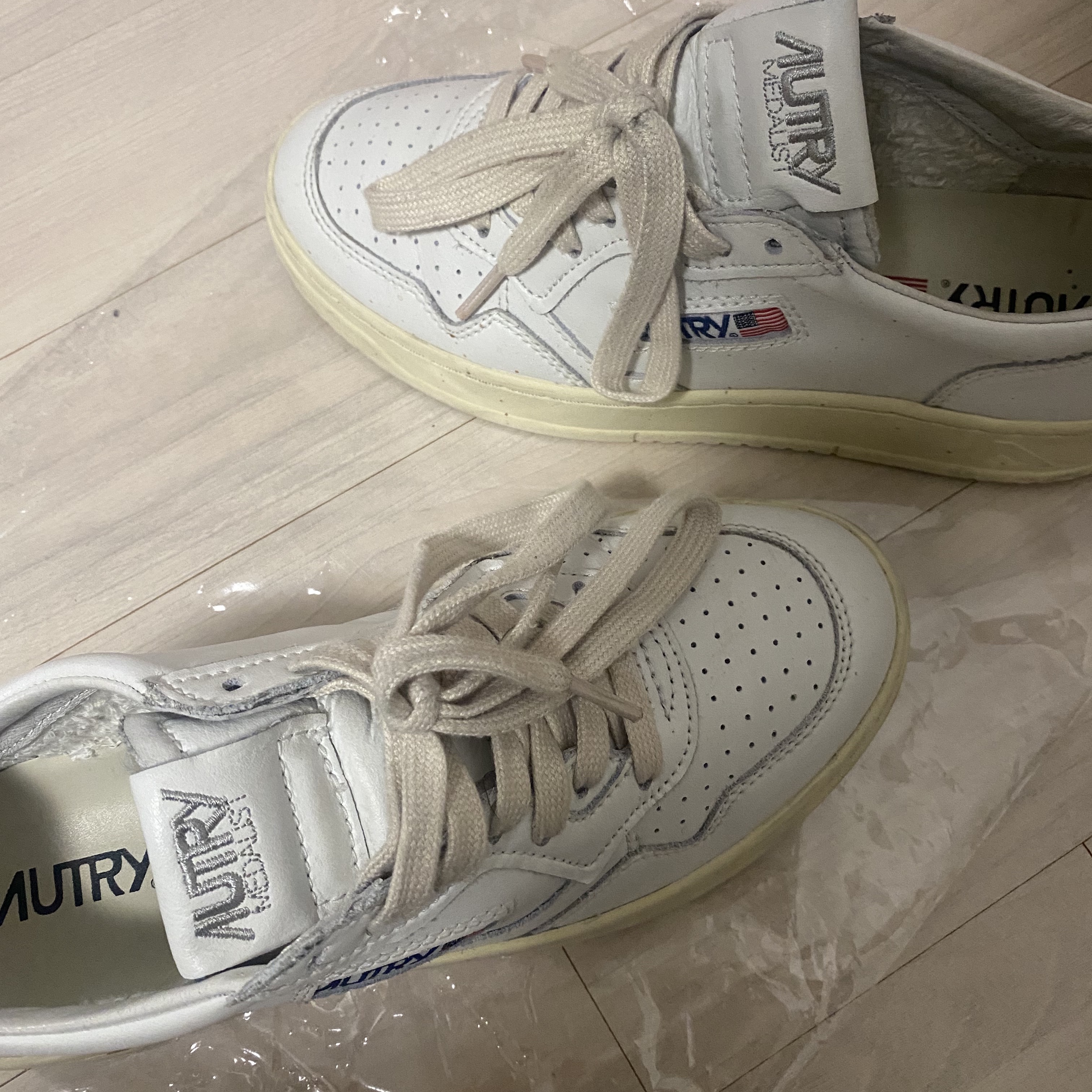 (W) Autry Medalist Low Leather Sneakers White 착용 스타일